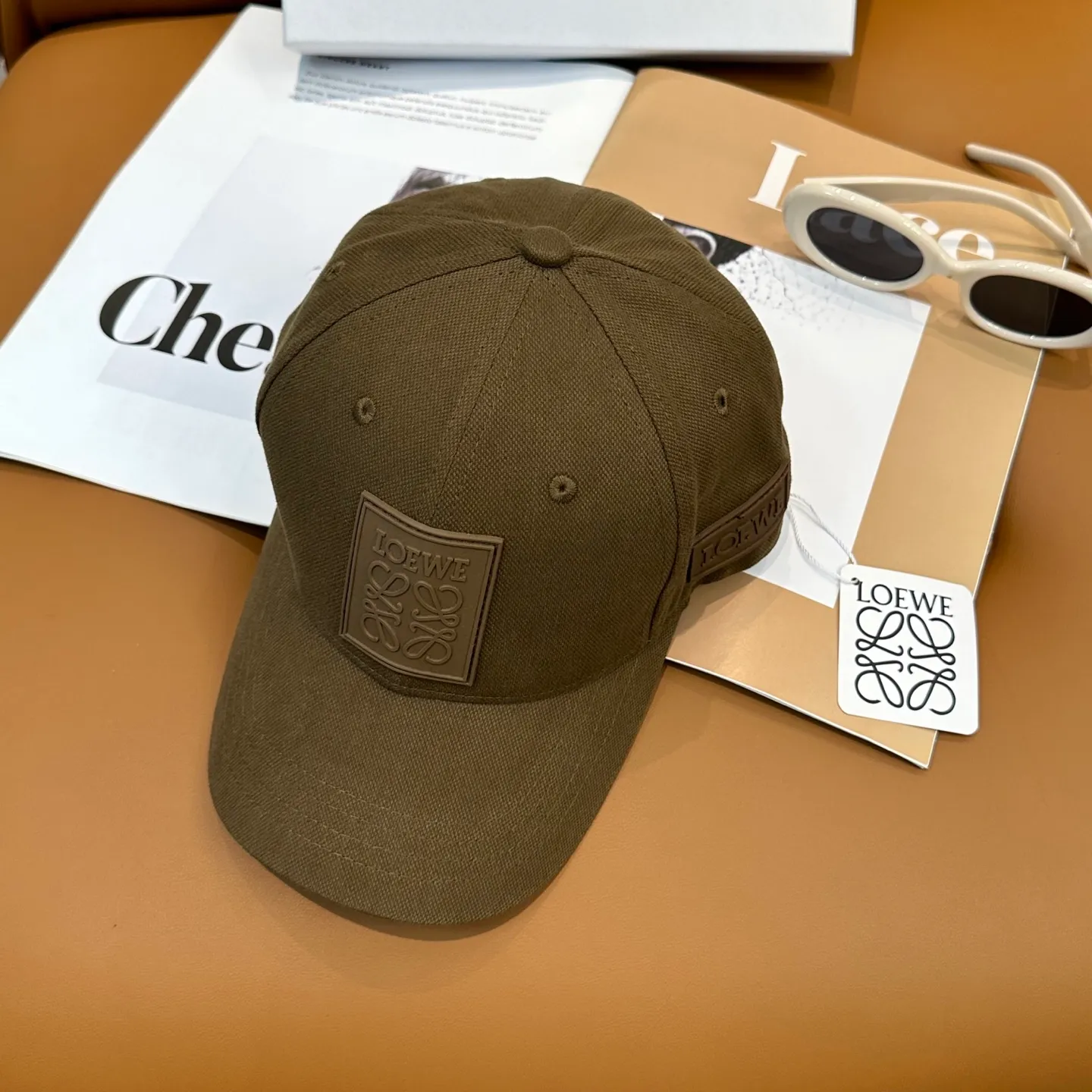 P60 comes with dust bag 👒LOEWE👒LOEWE's new original original design baseball cap🧢Super good texture, standard external line positioning, fine workmanship, simple and elegant, low price and popular!