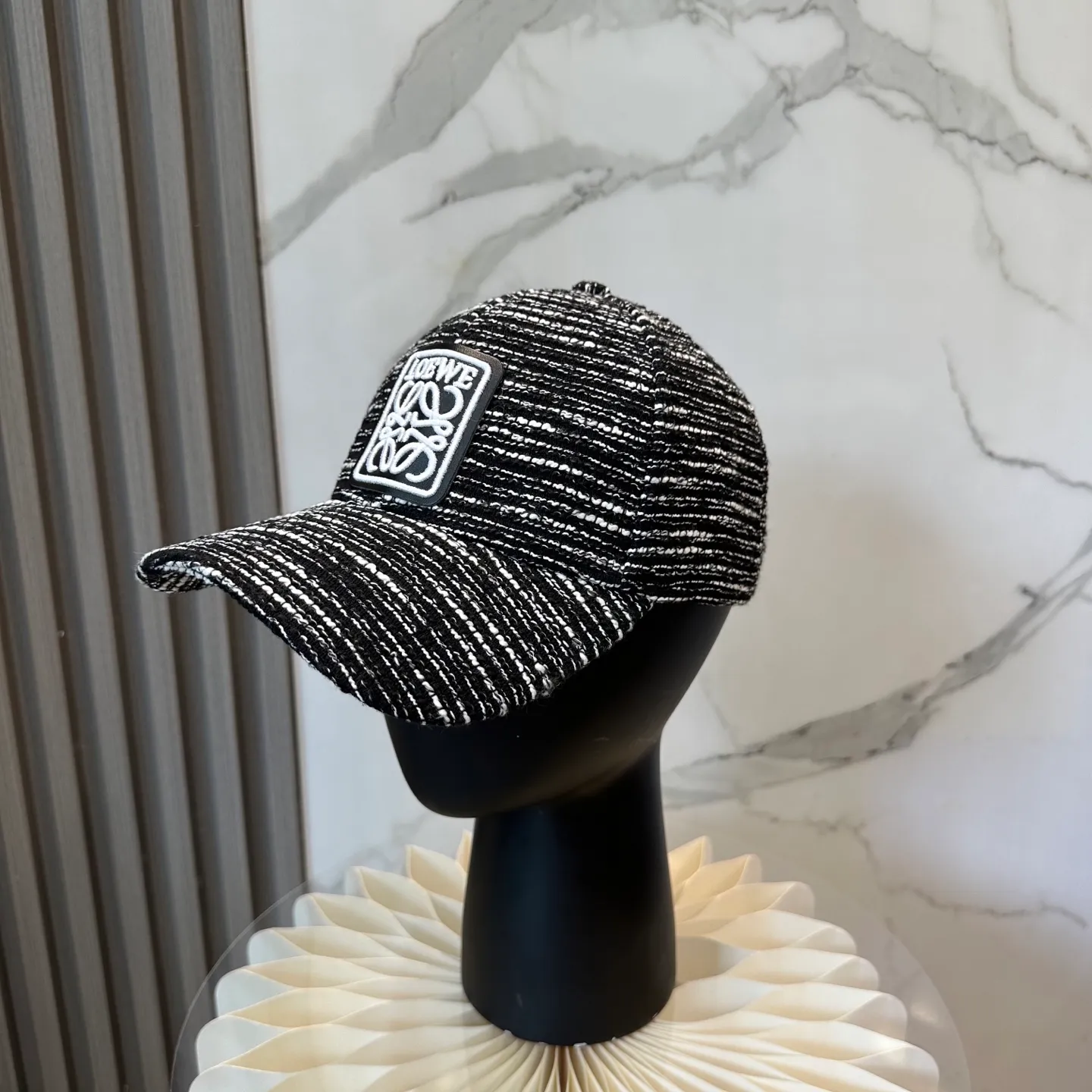 P50 Loewe's new autumn/winter baseball cap is a good-looking, sun-blocking and wind-blocking all-season model. You can wear it with your eyes closed and it won't look out of place! The fit is quite wide and the fabric is very good.