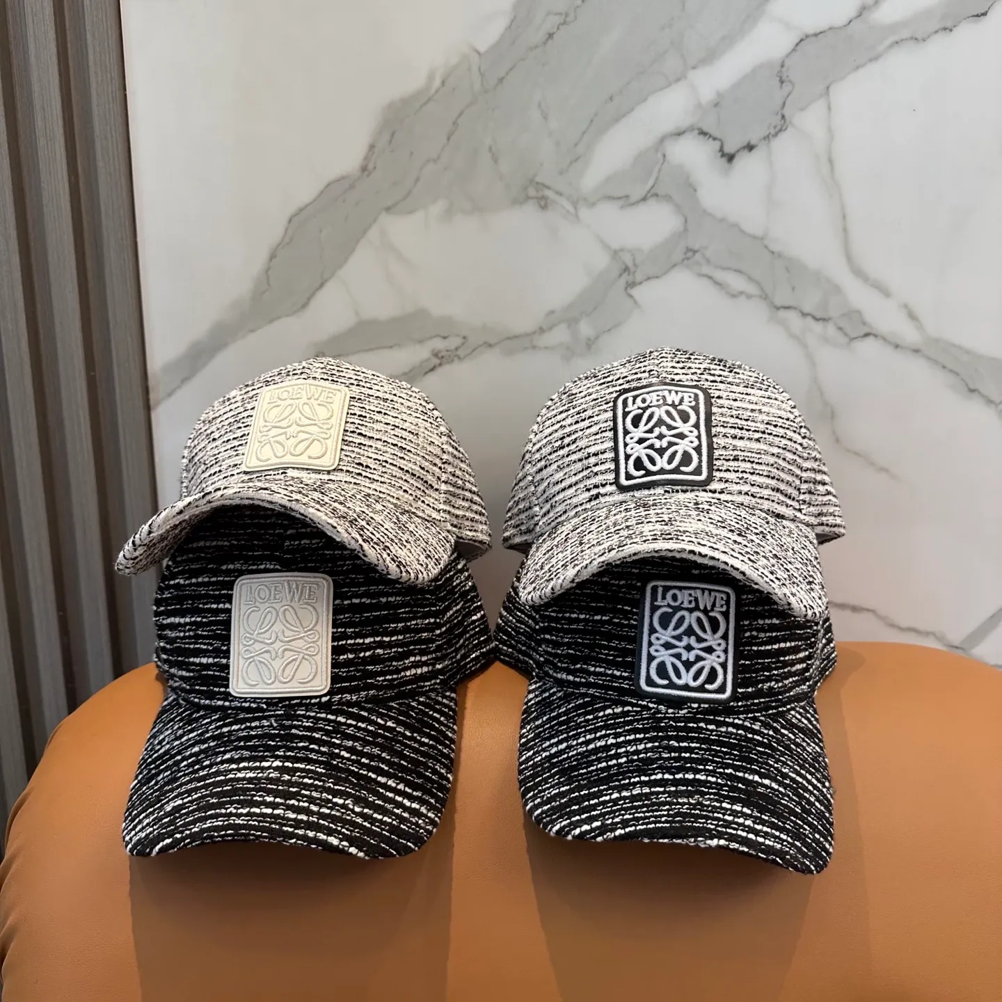 P50 Loewe's new autumn/winter baseball cap is a good-looking, sun-blocking and wind-blocking all-season model. You can wear it with your eyes closed and it won't look out of place! The fit is quite wide and the fabric is very good.