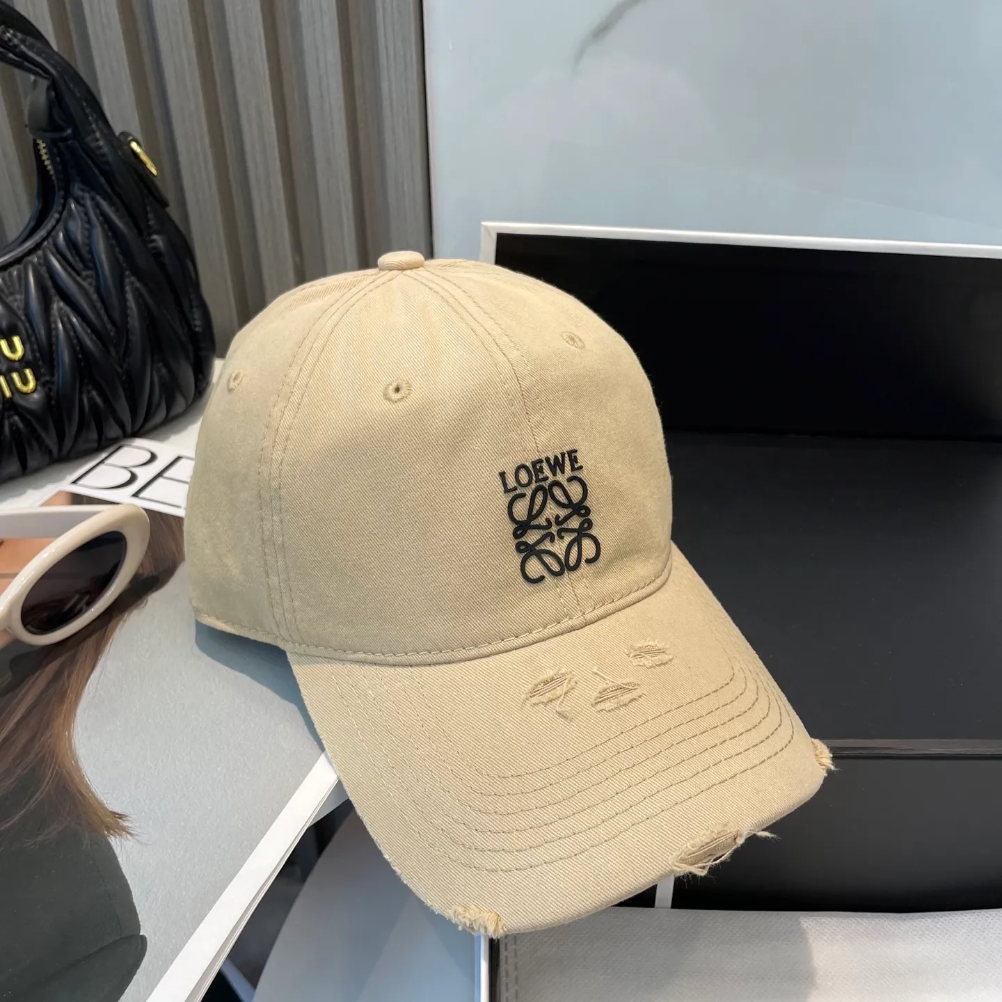 P60 dust bag 👒LOEWE👒LOEWE gradient color new original original design baseball cap🧢Super good texture, standard external line positioning, fine workmanship, simple and elegant, low price and high volume!