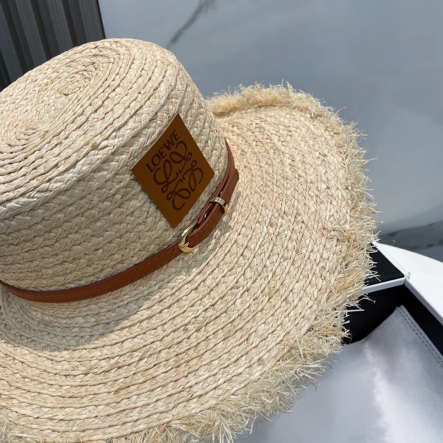 P100 New product from LOEWE 💗 This hat with a big brim is super nice! ! The thief comes out with Loewe raffia large brim straw hat