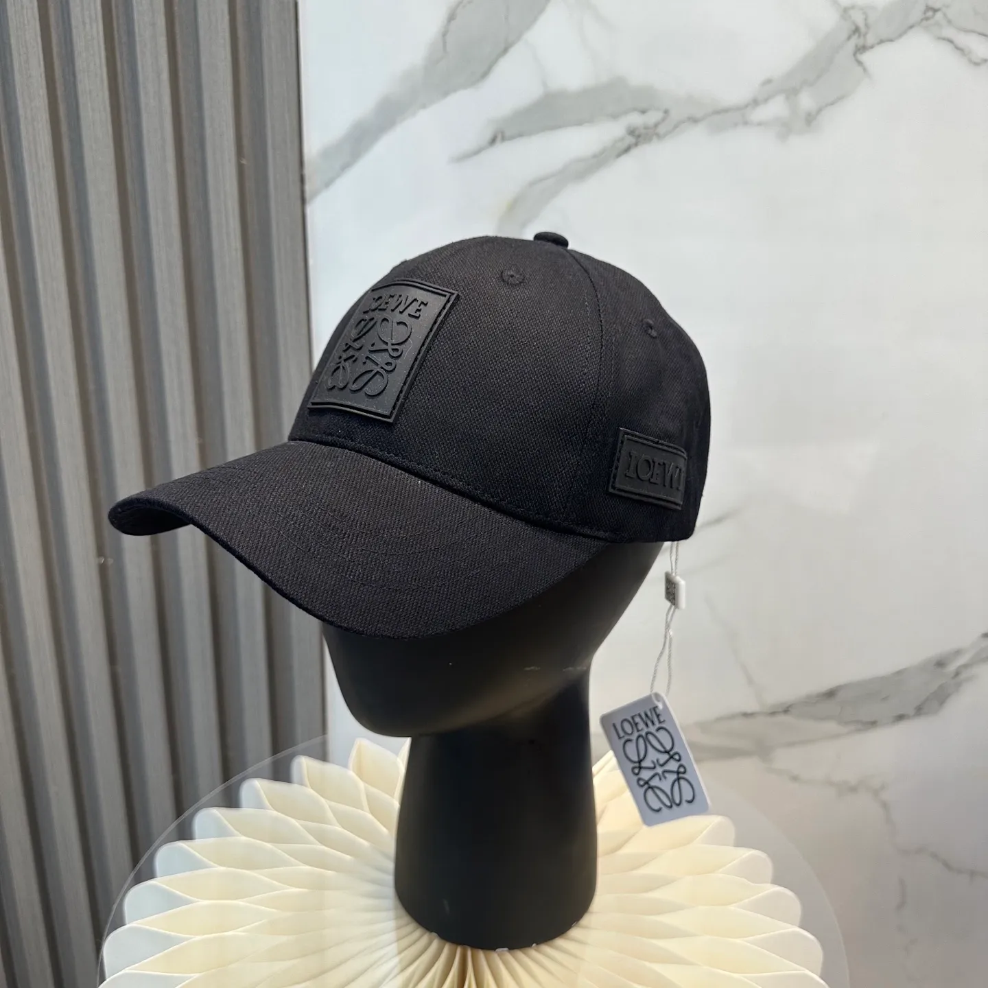 P60 comes with dust bag 👒LOEWE👒LOEWE's new original original design baseball cap🧢Super good texture, standard external line positioning, fine workmanship, simple and elegant, low price and popular!