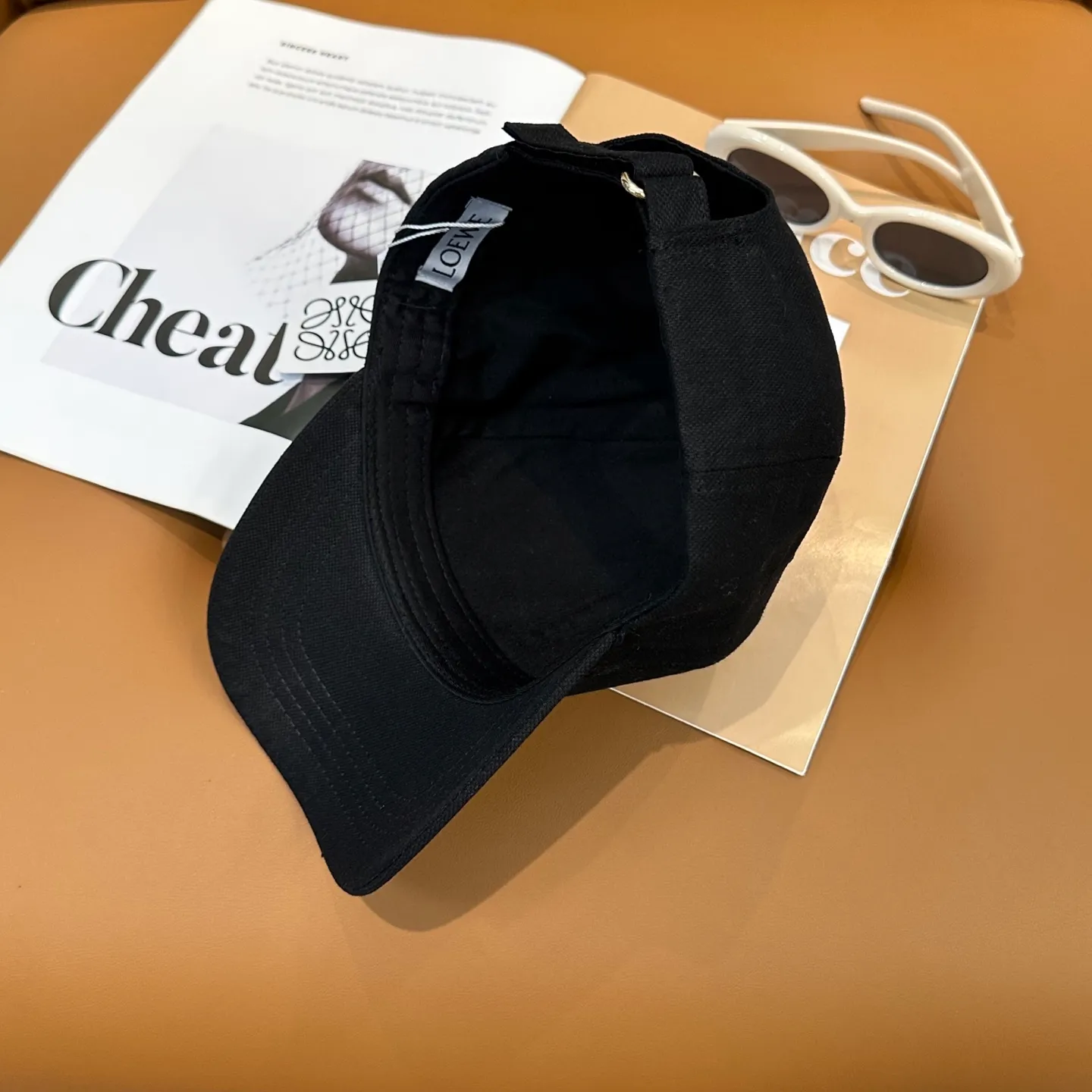 P60 comes with dust bag 👒LOEWE👒LOEWE's new original original design baseball cap🧢Super good texture, standard external line positioning, fine workmanship, simple and elegant, low price and popular!