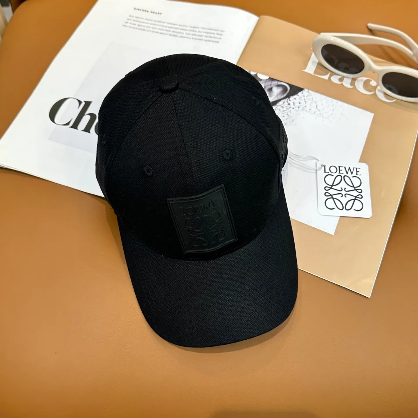 P60 comes with dust bag 👒LOEWE👒LOEWE's new original original design baseball cap🧢Super good texture, standard external line positioning, fine workmanship, simple and elegant, low price and popular!