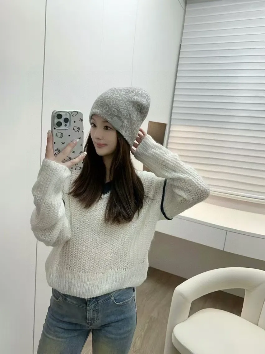 56💰 Classic knitted hat from loewe official website! Xiaohongshu’s hottest selling item! Dress well! The same style for men and women, thicker and warmer, fashionable and popular 🌸First-class quality, the best brand for warmth in autumn and winter, order now, limited edition