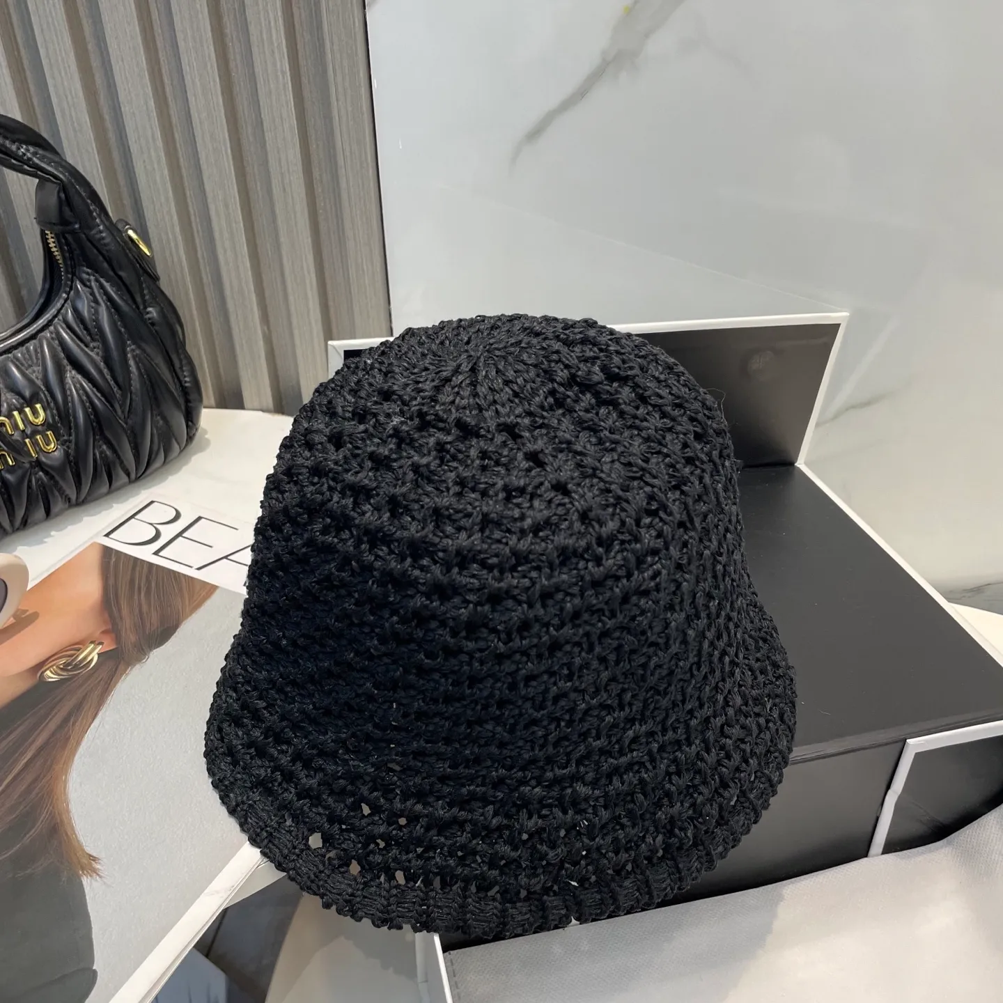 P66 LOEWE's new knitted basin hat, made of high density, a super tasteful knitted hat ~ the first choice for going out on the street! The shape of the hat is super nice, the color is perfect, and it’s light to carry! A must-have for little fairies🧚Head circumference 57cm