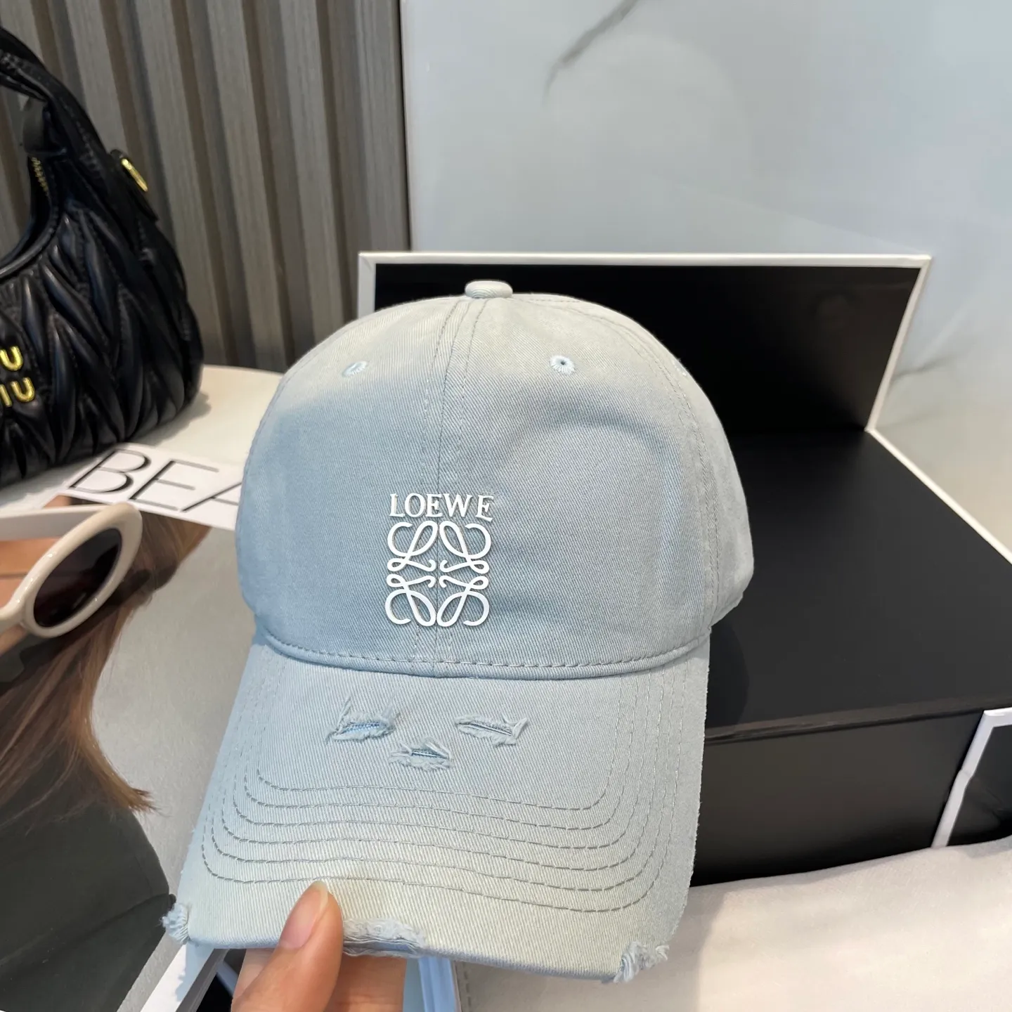 P60 dust bag 👒LOEWE👒LOEWE gradient color new original original design baseball cap🧢Super good texture, standard external line positioning, fine workmanship, simple and elegant, low price and high volume!