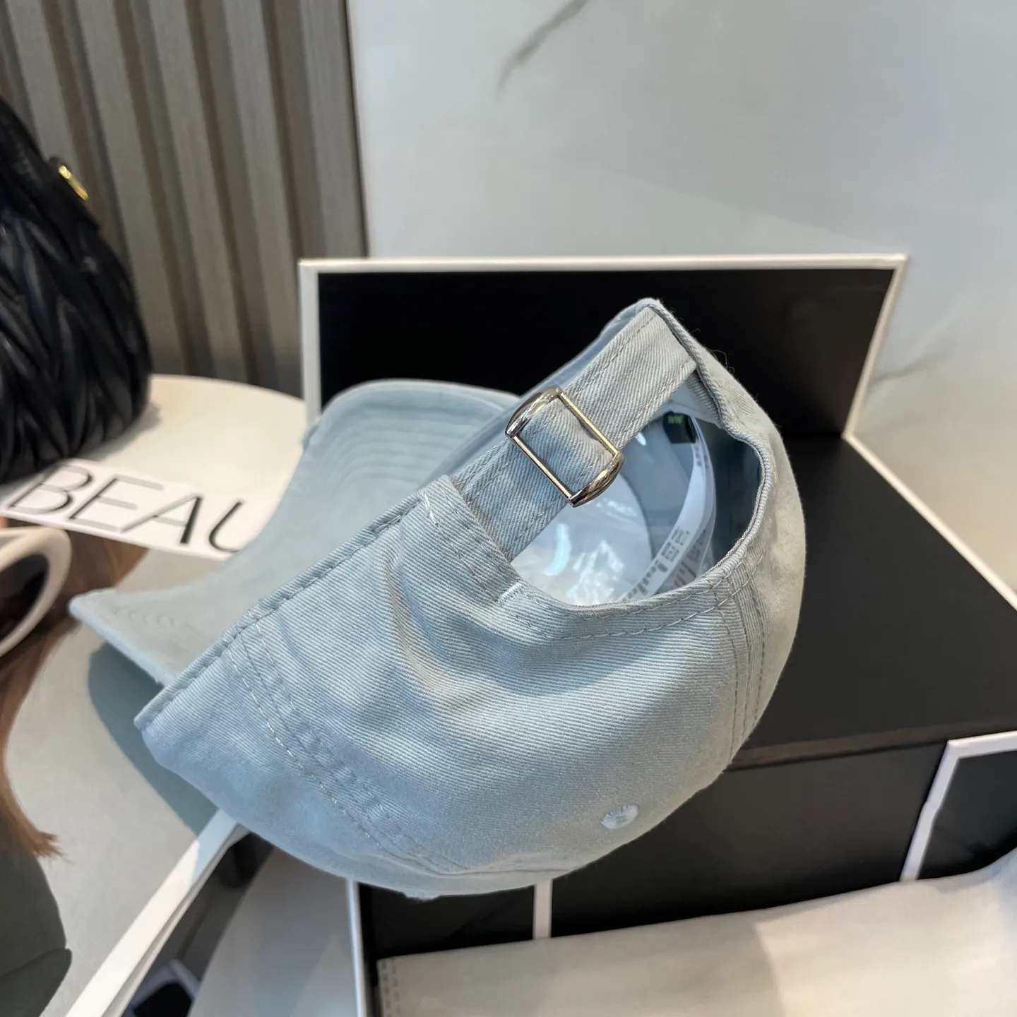 P60 dust bag 👒LOEWE👒LOEWE gradient color new original original design baseball cap🧢Super good texture, standard external line positioning, fine workmanship, simple and elegant, low price and high volume!