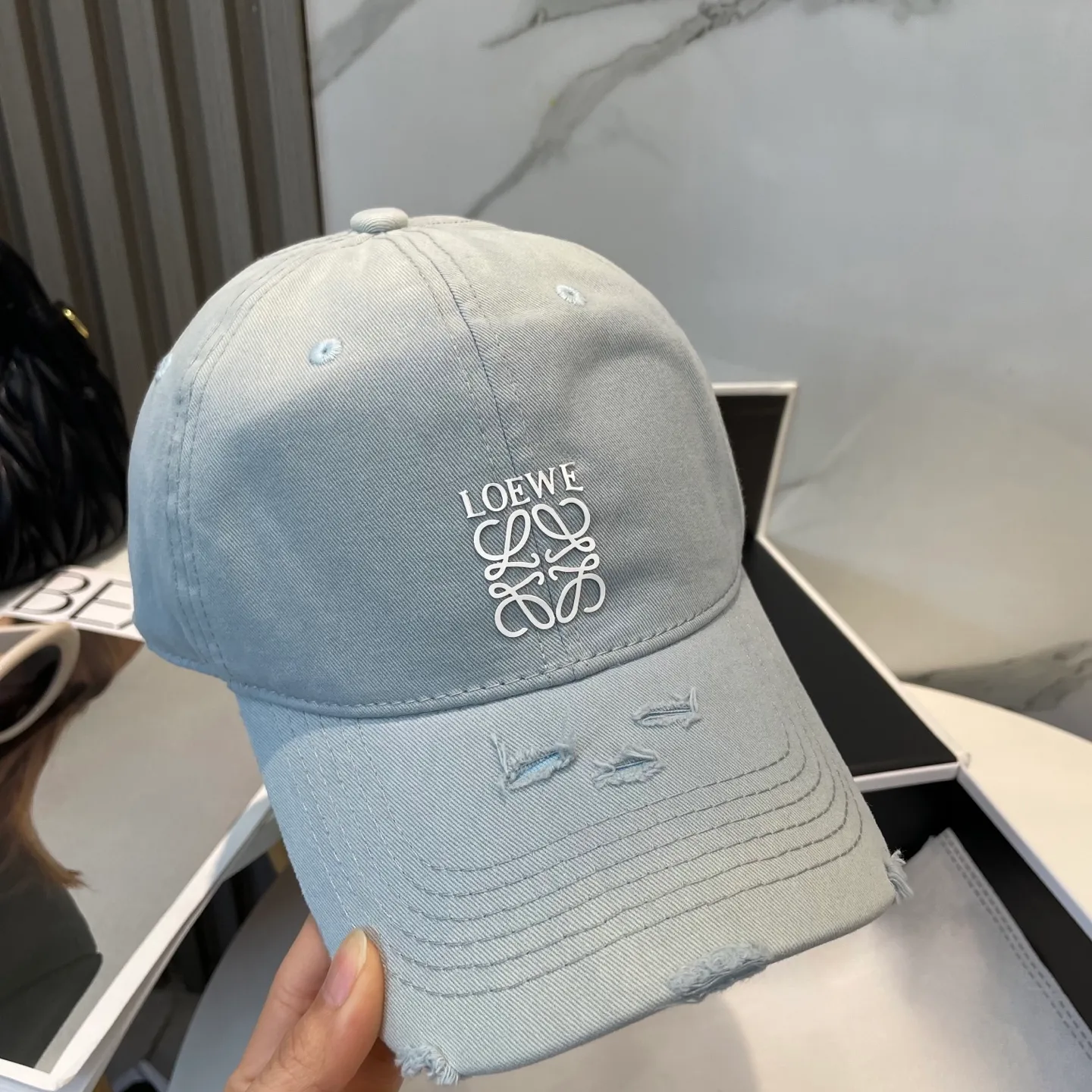 P60 dust bag 👒LOEWE👒LOEWE gradient color new original original design baseball cap🧢Super good texture, standard external line positioning, fine workmanship, simple and elegant, low price and high volume!