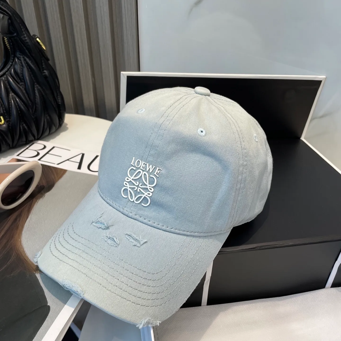 P60 dust bag 👒LOEWE👒LOEWE gradient color new original original design baseball cap🧢Super good texture, standard external line positioning, fine workmanship, simple and elegant, low price and high volume!
