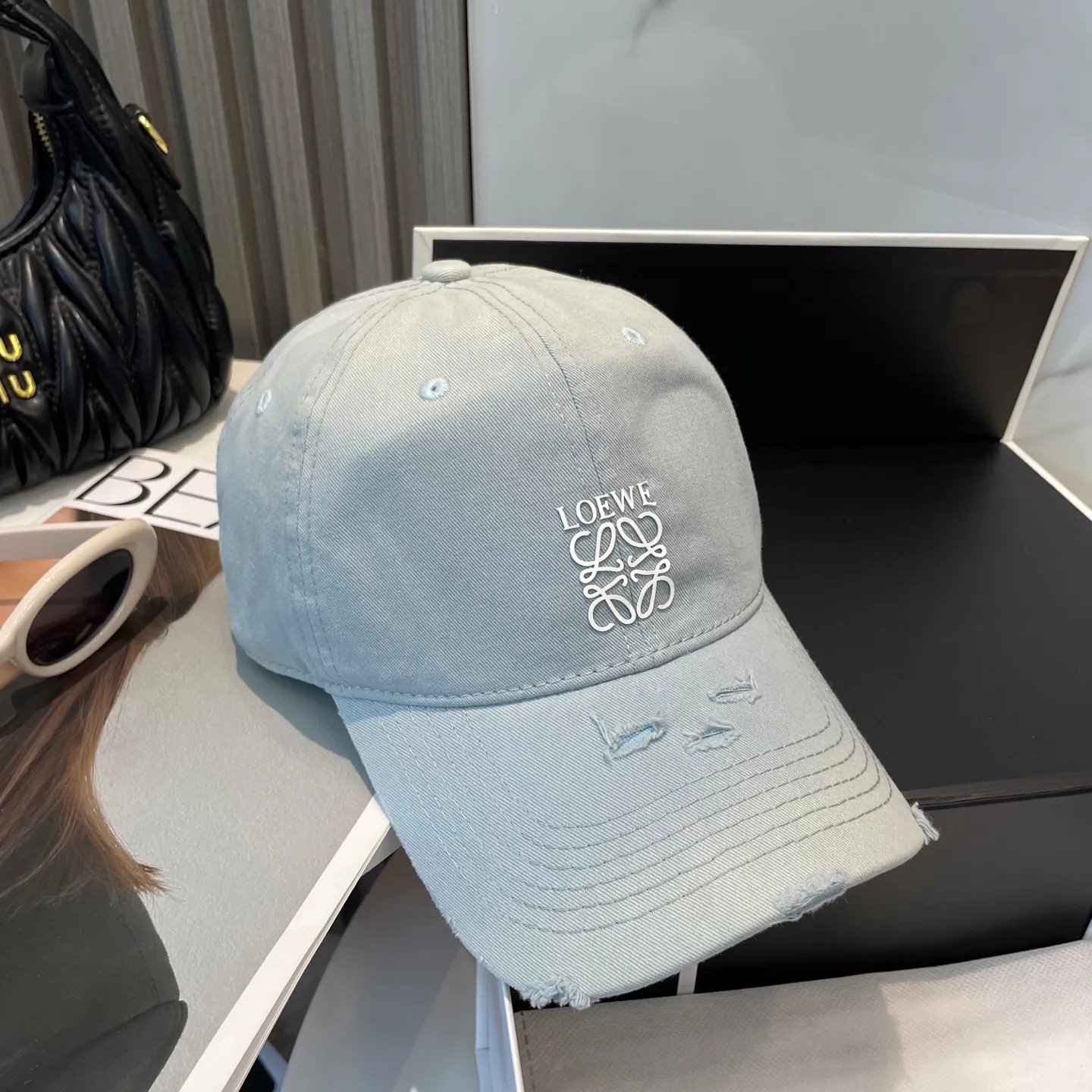 P60 dust bag 👒LOEWE👒LOEWE gradient color new original original design baseball cap🧢Super good texture, standard external line positioning, fine workmanship, simple and elegant, low price and high volume!