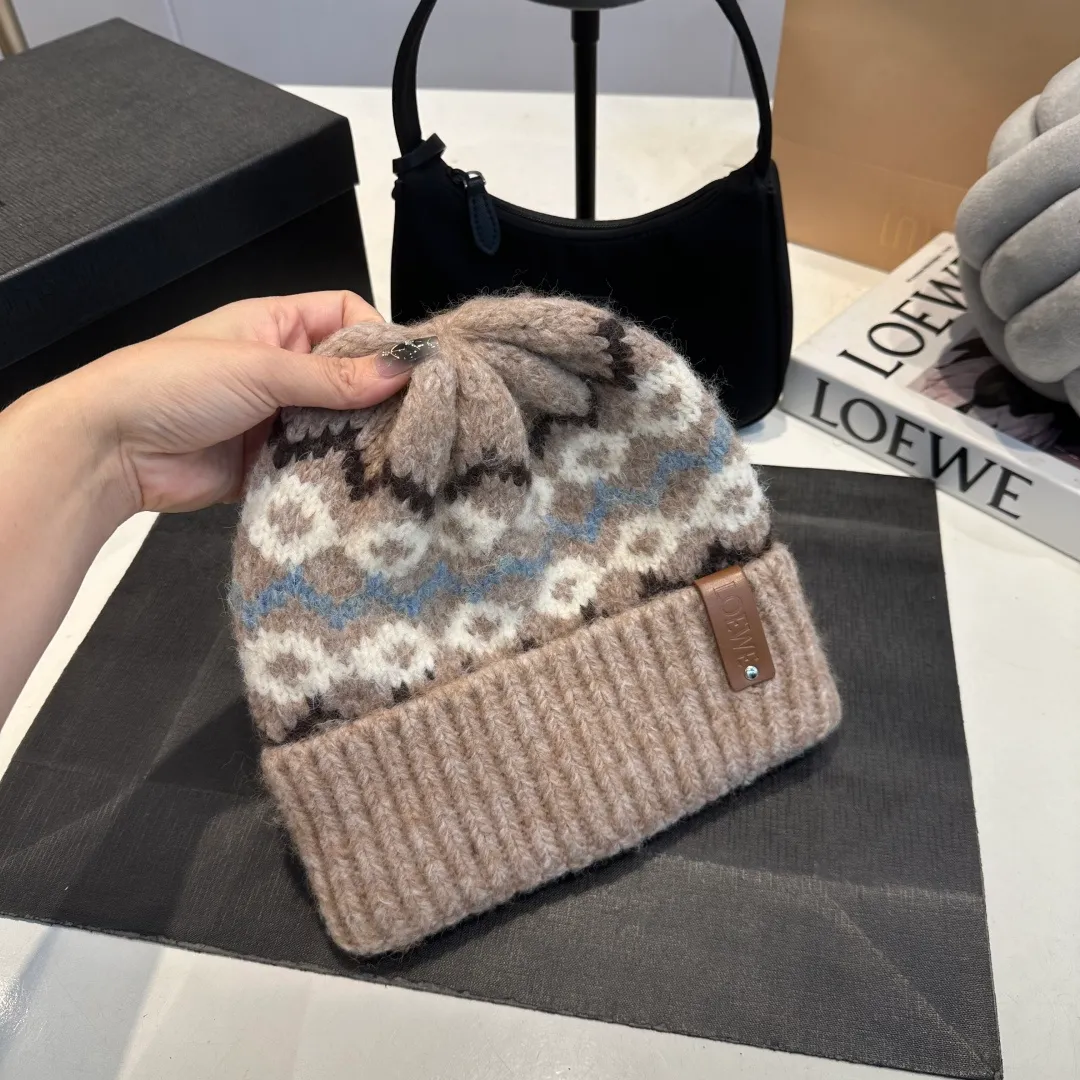 P70 LOEWE 💠Autumn and winter thick knitted beanie, available in multiple colors to suit all styles, love it so much❗️ 💟💟Striped thick knitted hat satisfies my fantasy of knitted hats〰️ High-looking ins thick knitted beanie, versatile and loose, showing off your face!