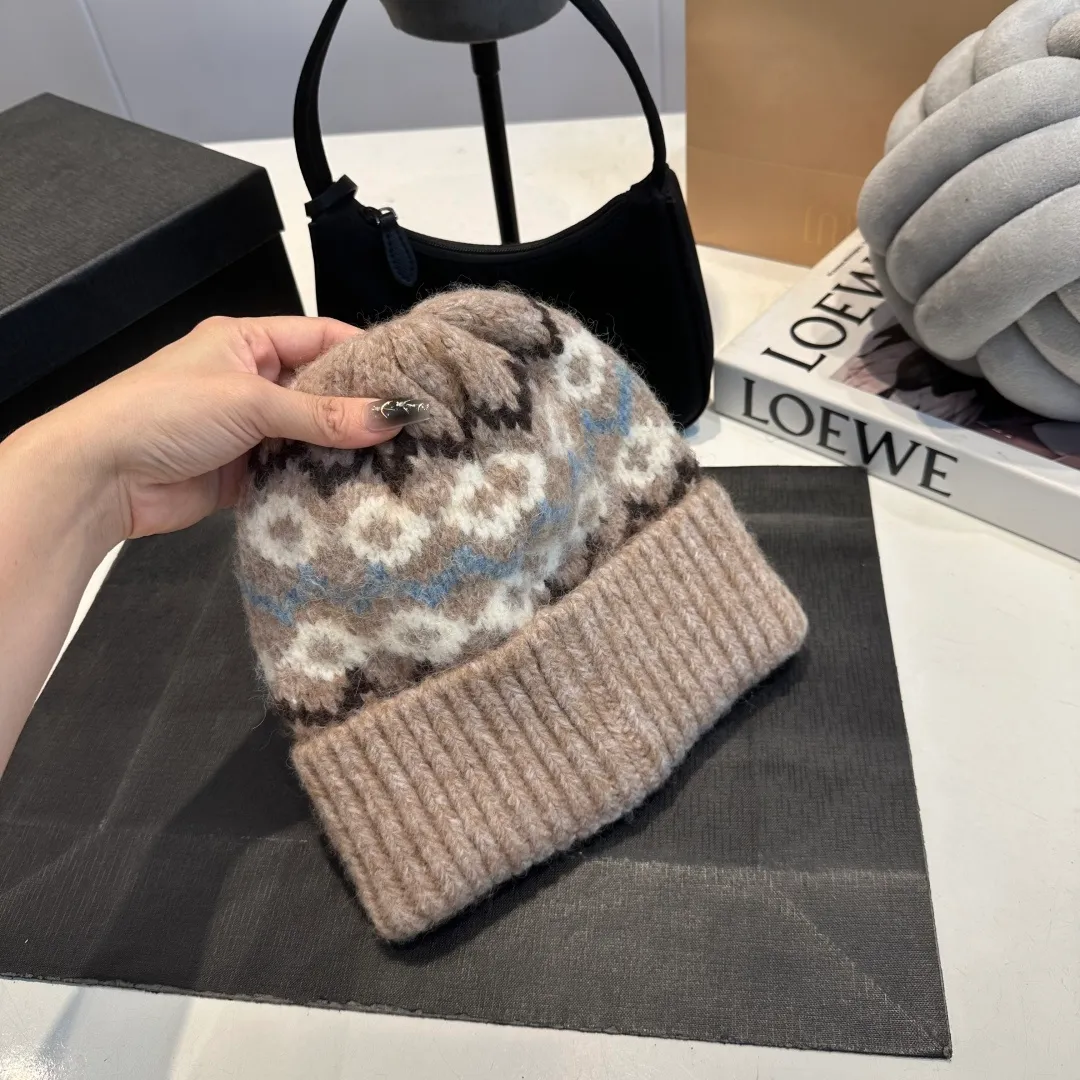 P70 LOEWE 💠Autumn and winter thick knitted beanie, available in multiple colors to suit all styles, love it so much❗️ 💟💟Striped thick knitted hat satisfies my fantasy of knitted hats〰️ High-looking ins thick knitted beanie, versatile and loose, showing off your face!