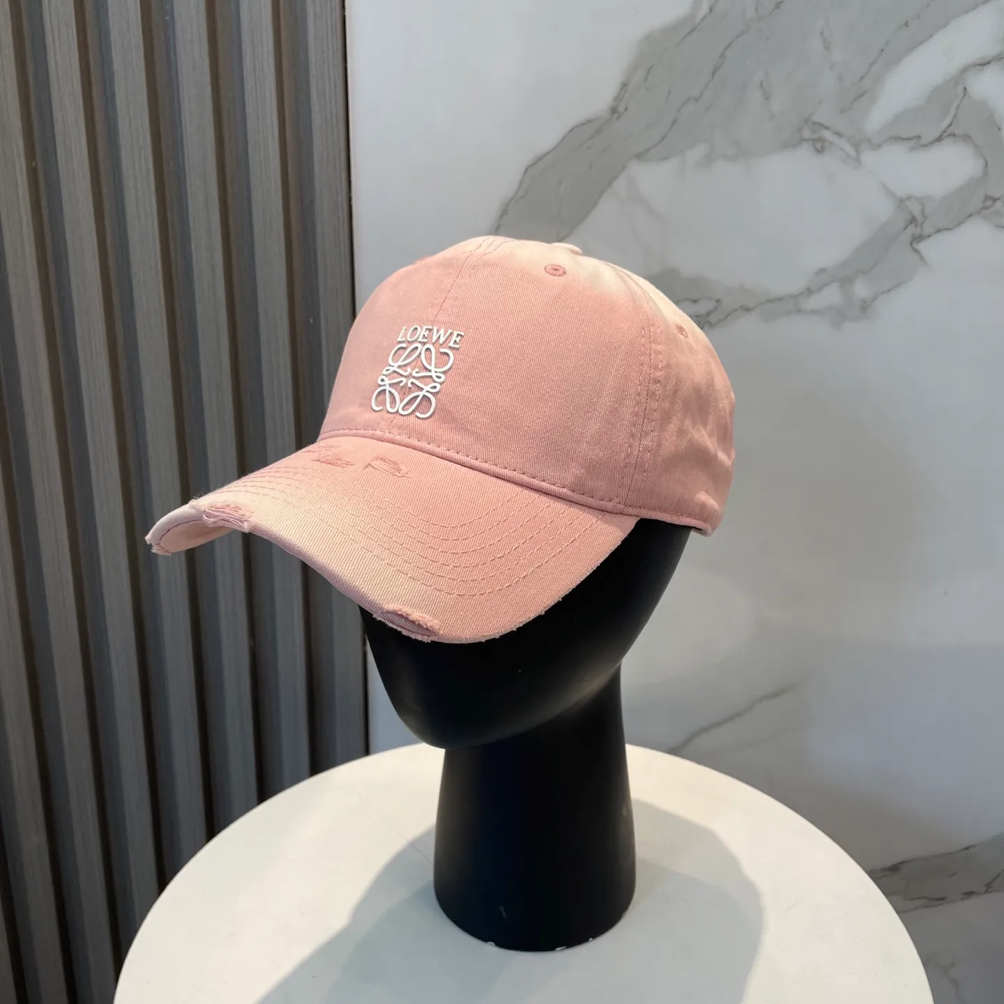 P50 dust bag 👒LOEWE👒LOEWE gradient color new original original design baseball cap🧢Super good texture, standard external line positioning, fine workmanship, simple and elegant, low price and high volume!