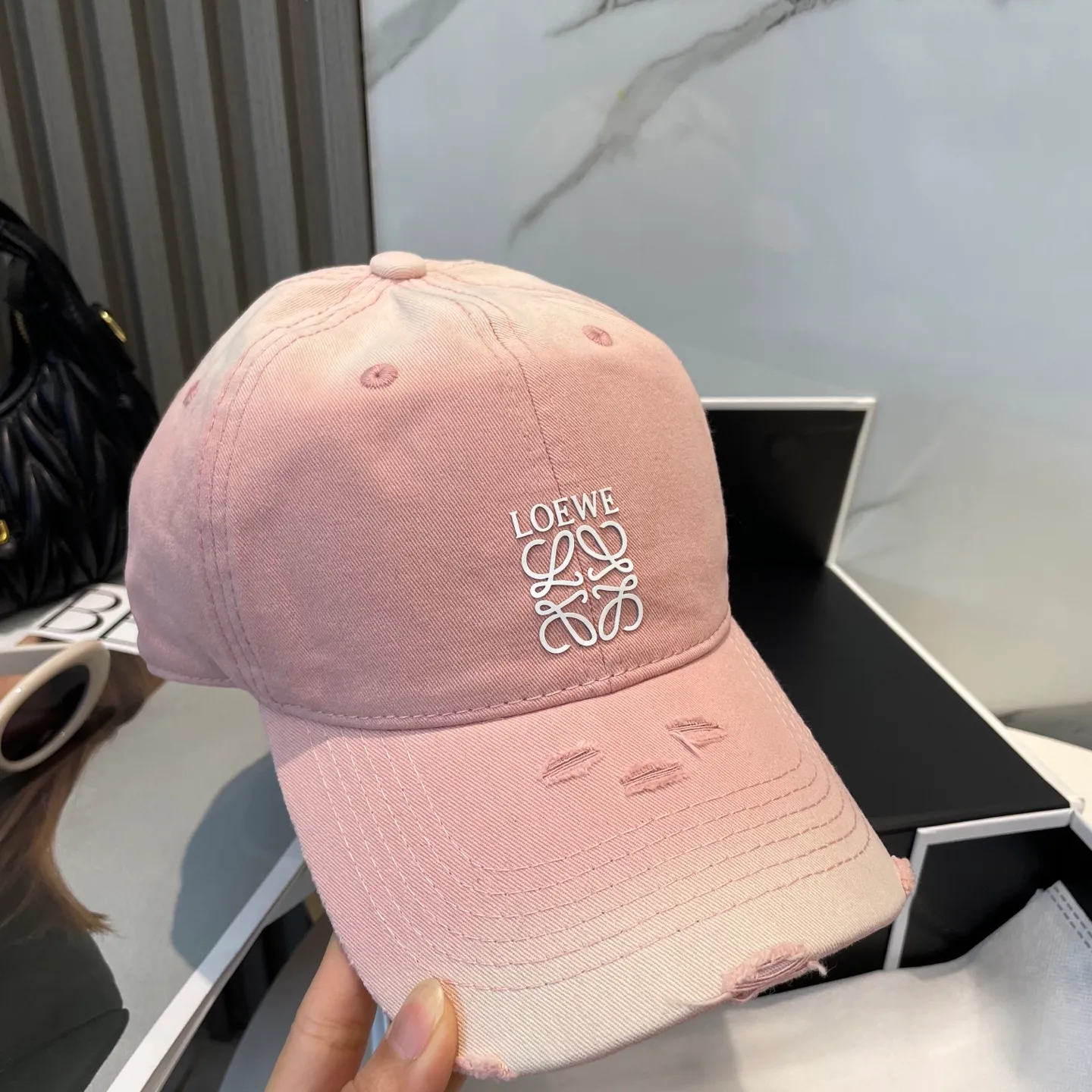 P50 dust bag 👒LOEWE👒LOEWE gradient color new original original design baseball cap🧢Super good texture, standard external line positioning, fine workmanship, simple and elegant, low price and high volume!