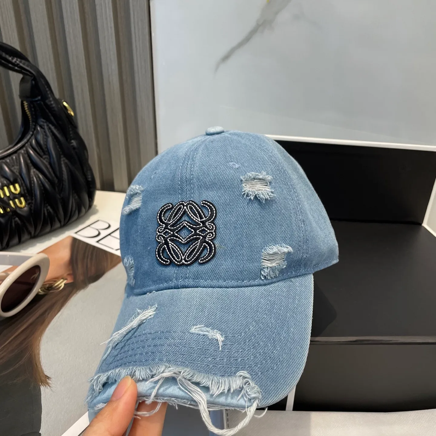 P66 LOEWE's new ripped washed denim baseball cap. Classic LOEWE embroidered logo. Same style for men and women. Versatile and breathable, can be worn in all seasons.