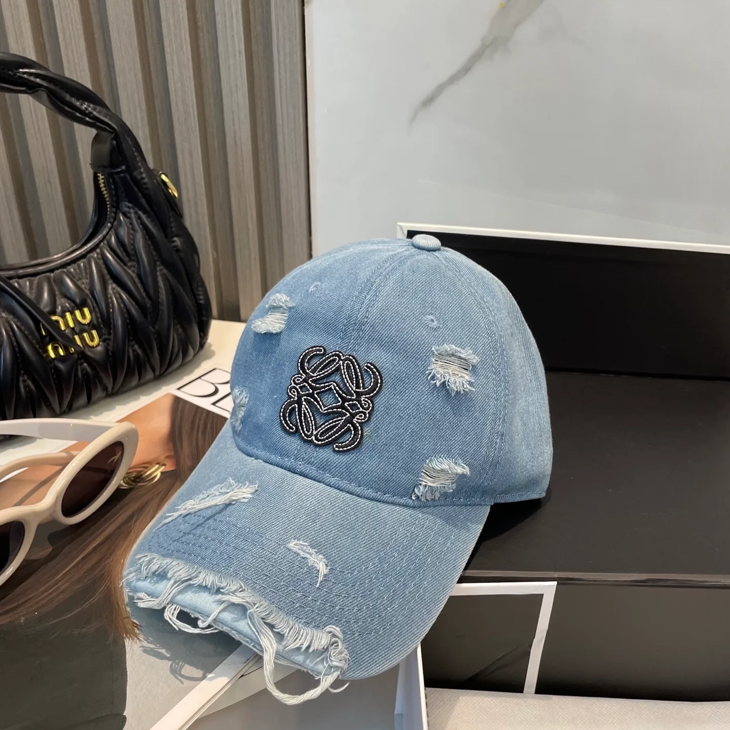 P66 LOEWE's new ripped washed denim baseball cap. Classic LOEWE embroidered logo. Same style for men and women. Versatile and breathable, can be worn in all seasons.