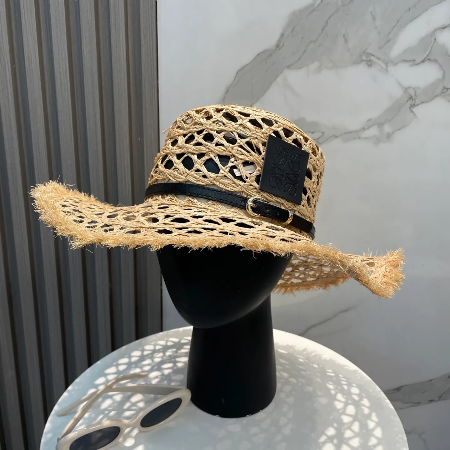 P96 Loewe's new large-brimmed sun protection straw hat is a must-have sun protection item when going out on the street in the hot summer. It is suitable for hanging out at the beach. The breathable cotton can be worn in all seasons.