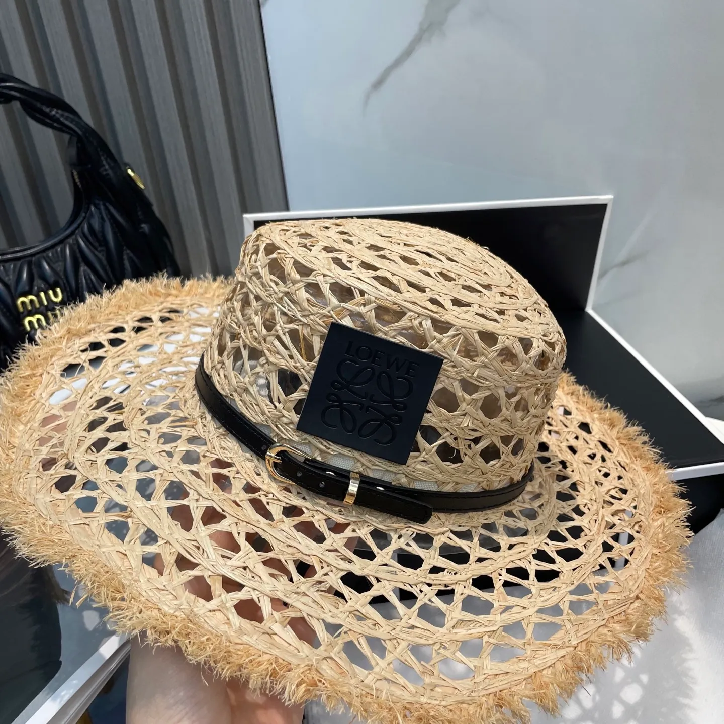 P96 Loewe's new large-brimmed sun protection straw hat is a must-have sun protection item when going out on the street in the hot summer. It is suitable for hanging out at the beach. The breathable cotton can be worn in all seasons.