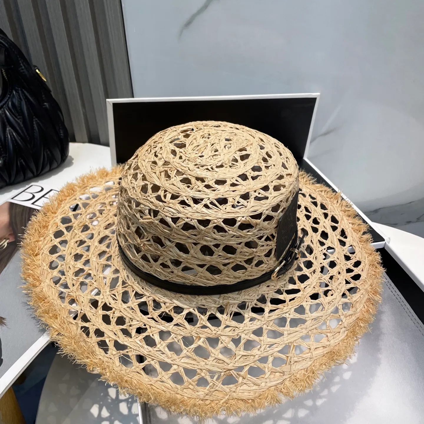 P96 Loewe's new large-brimmed sun protection straw hat is a must-have sun protection item when going out on the street in the hot summer. It is suitable for hanging out at the beach. The breathable cotton can be worn in all seasons.