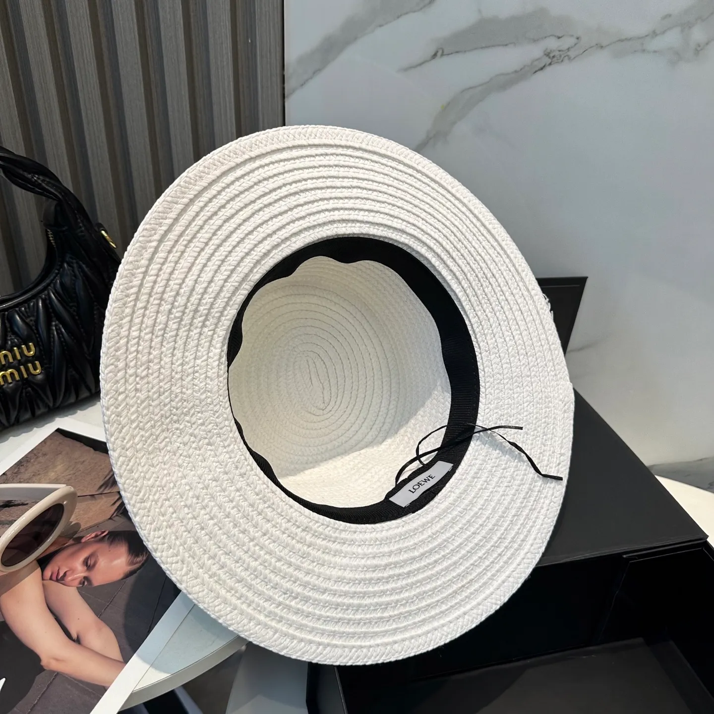 P66 💛With dust bag LOEWE] 2025 new straw woven straw hat with big brand webbing, a must-have for vacation and leisure, elegant and generous