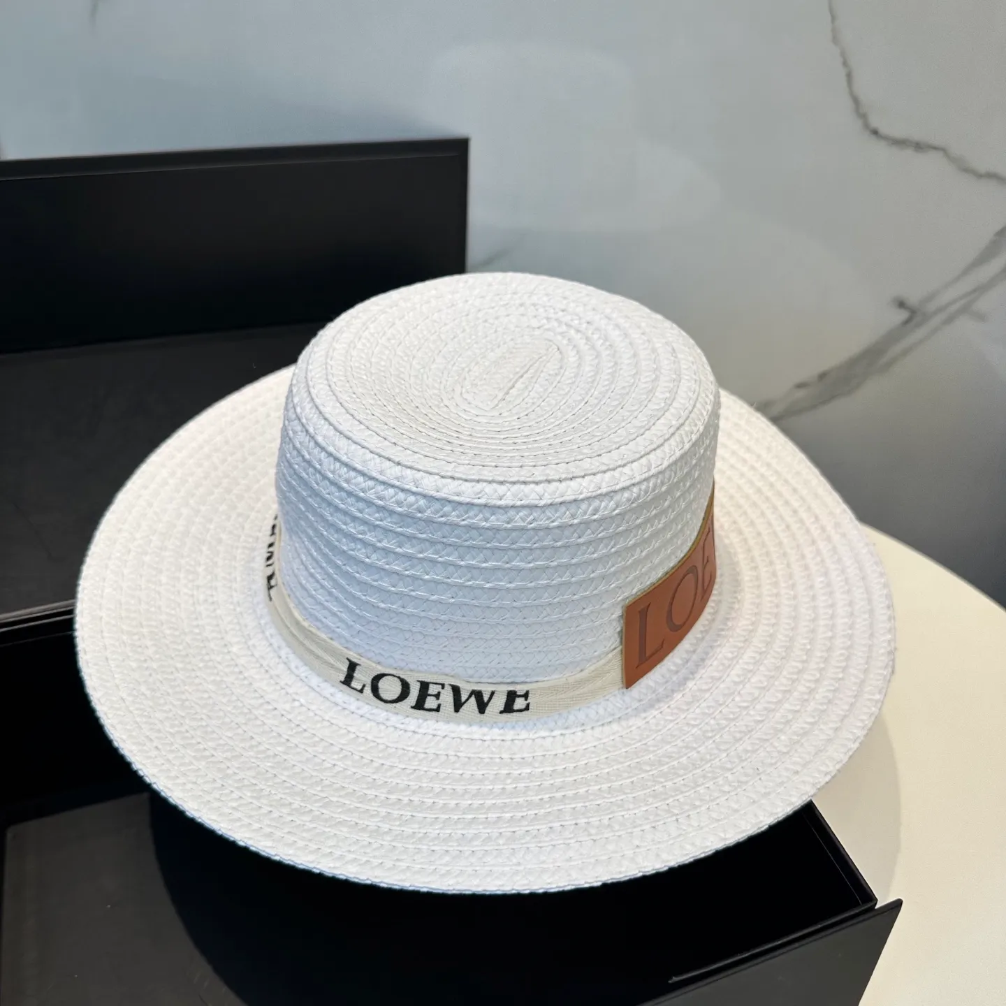 P66 💛With dust bag LOEWE] 2025 new straw woven straw hat with big brand webbing, a must-have for vacation and leisure, elegant and generous