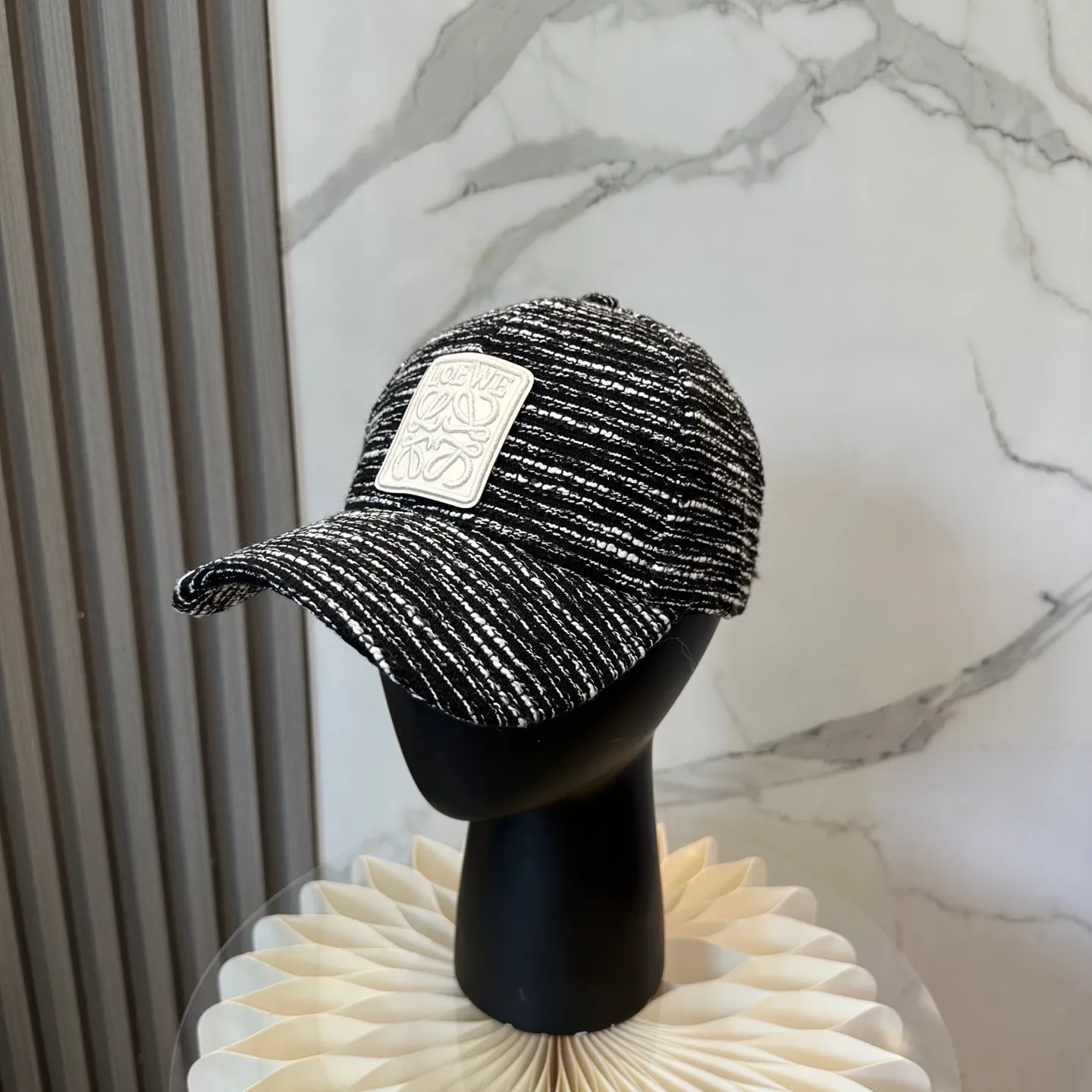 P50 Loewe's new autumn/winter baseball cap is a good-looking, sun-blocking and wind-blocking all-season model. You can wear it with your eyes closed and it won't look out of place! The fit is quite wide and the fabric is very good.