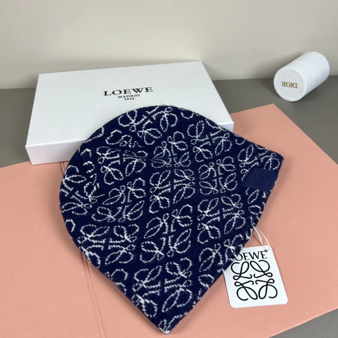 56💰 Classic knitted hat from loewe official website! Xiaohongshu’s hottest selling item! Dress well! The same style for men and women, thicker and warmer, fashionable and popular 🌸First-class quality, the best brand for warmth in autumn and winter, order now, limited edition