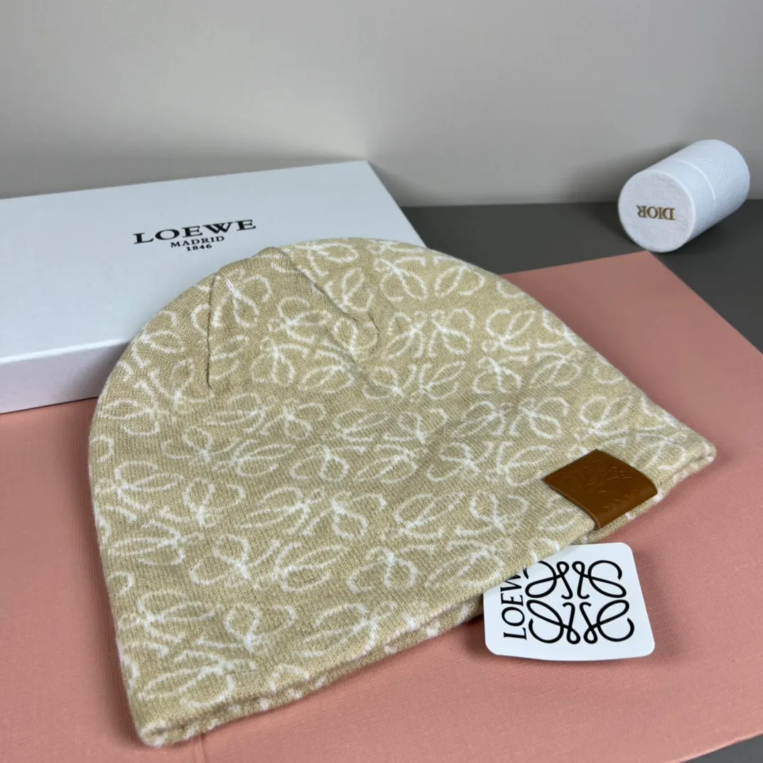 56💰 Classic knitted hat from loewe official website! Xiaohongshu’s hottest selling item! Dress well! The same style for men and women, thicker and warmer, fashionable and popular 🌸First-class quality, the best brand for warmth in autumn and winter, order now, limited edition