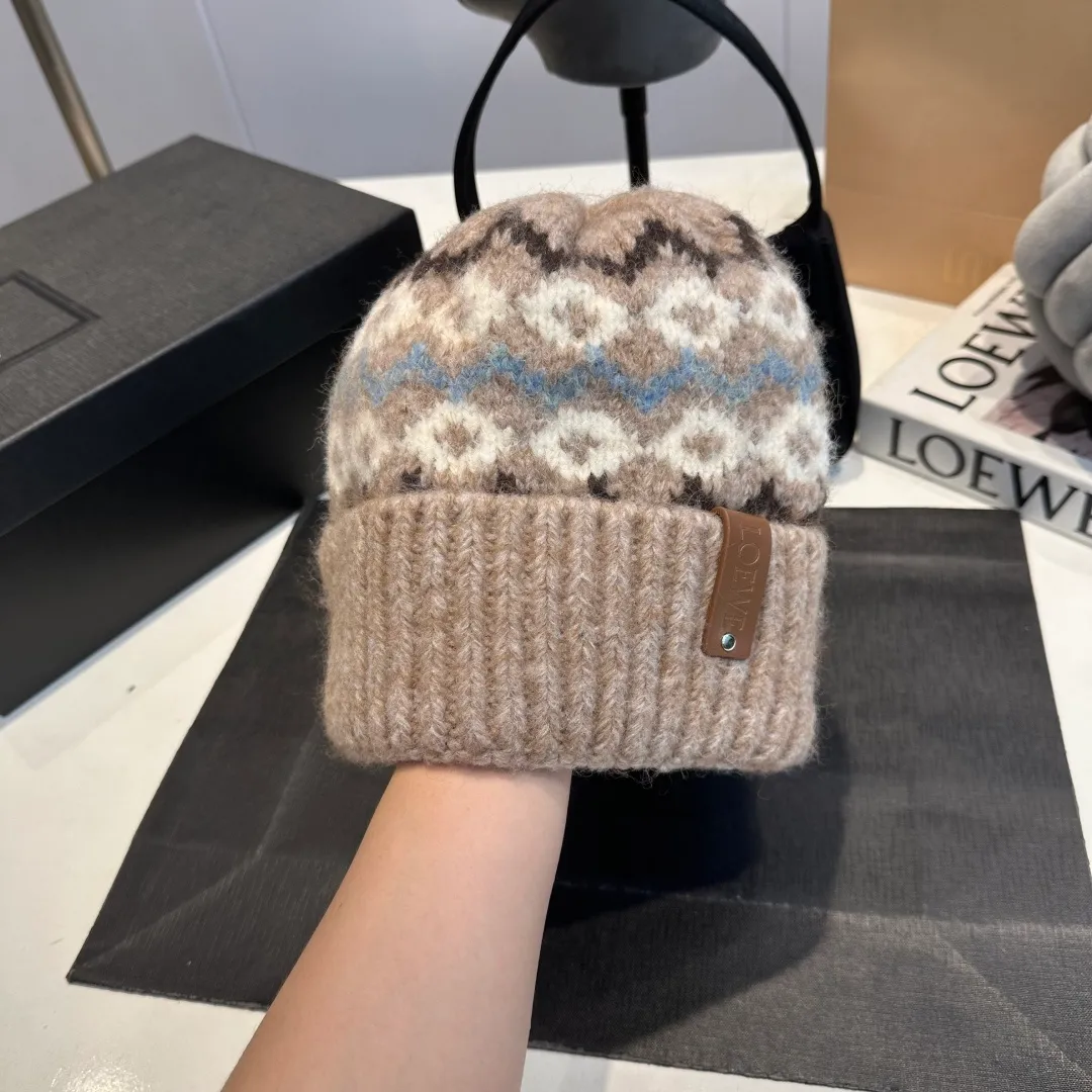 P70 LOEWE 💠Autumn and winter thick knitted beanie, available in multiple colors to suit all styles, love it so much❗️ 💟💟Striped thick knitted hat satisfies my fantasy of knitted hats〰️ High-looking ins thick knitted beanie, versatile and loose, showing off your face!
