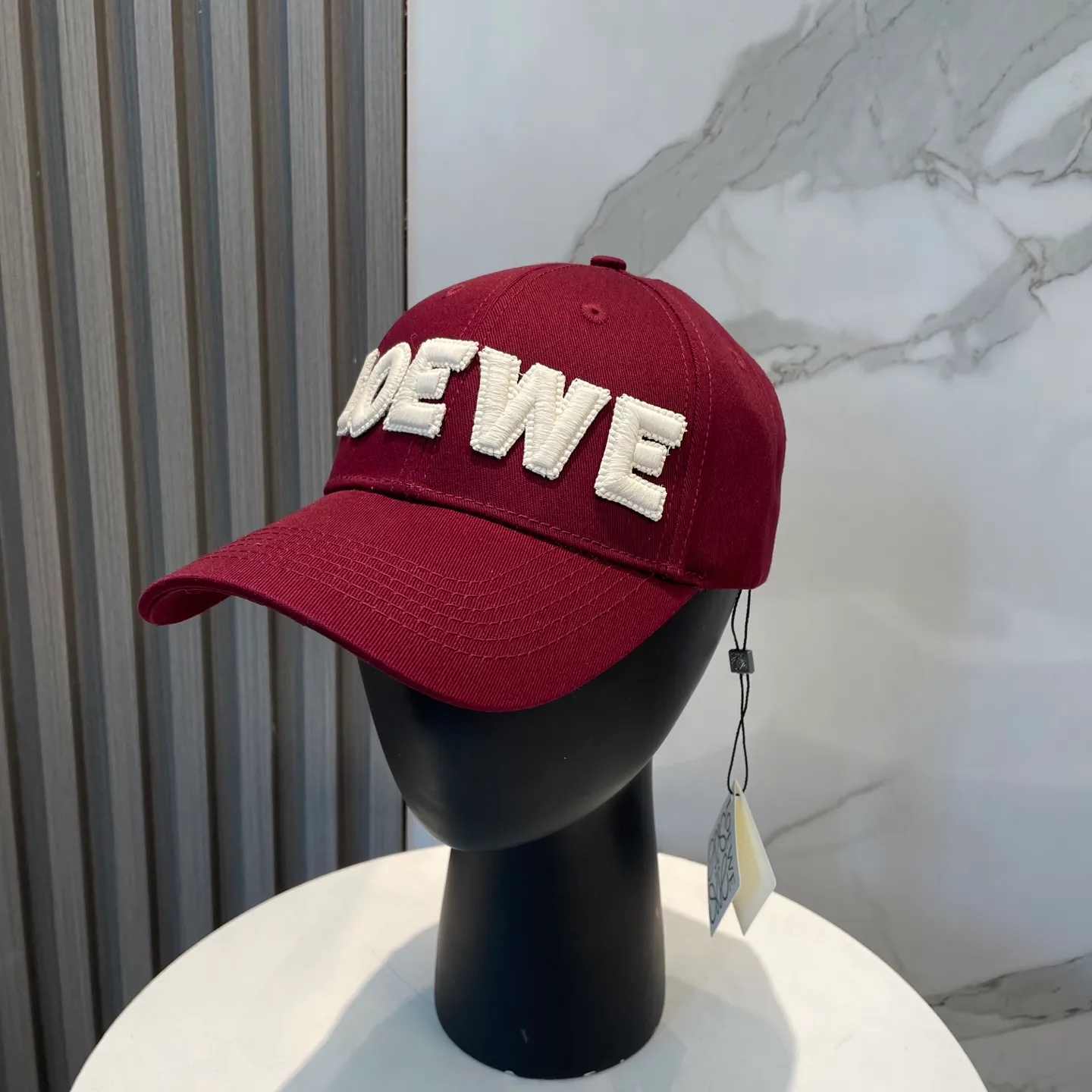 P70 🧢Loewe~New baseball cap🧢, simple embroidered classic logo, super texture👍, exquisite big-name style, a must-have artifact for goddesses, couple style