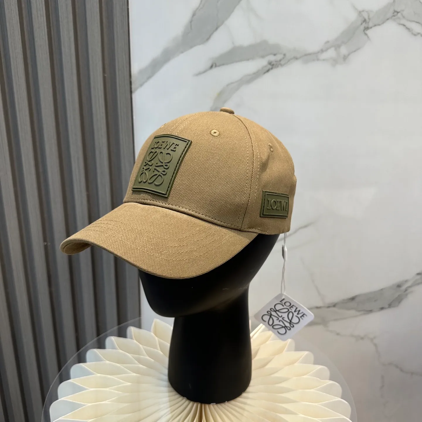 P70 comes with dust bag 👒LOEWE👒LOEWE's new original original design baseball cap🧢Super good texture, standard external line positioning, fine workmanship, simple and elegant, low price and popular!