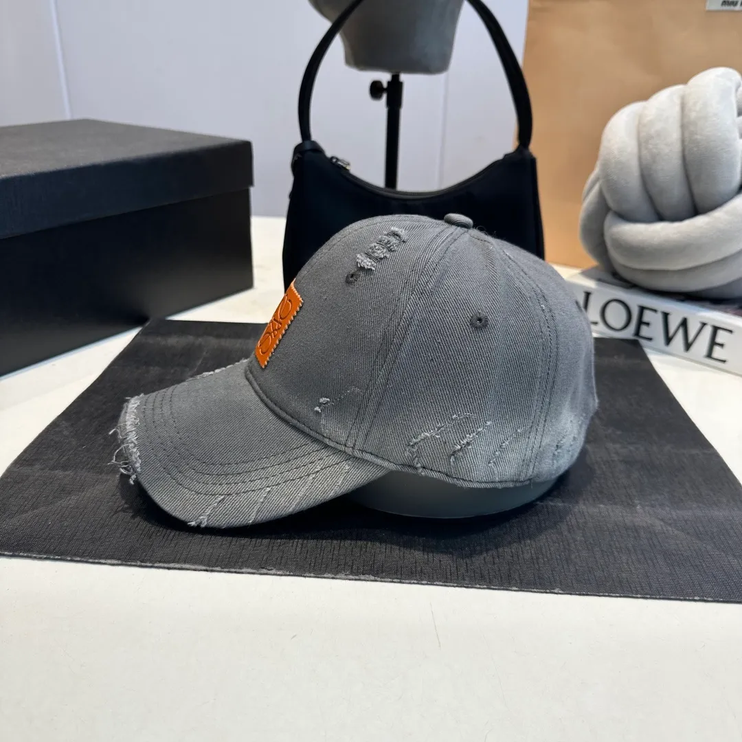 P60 Loewe Loewe's new washed distressed denim baseball cap. Newly launched washed denim series, casual and versatile wardrobe matching tool.