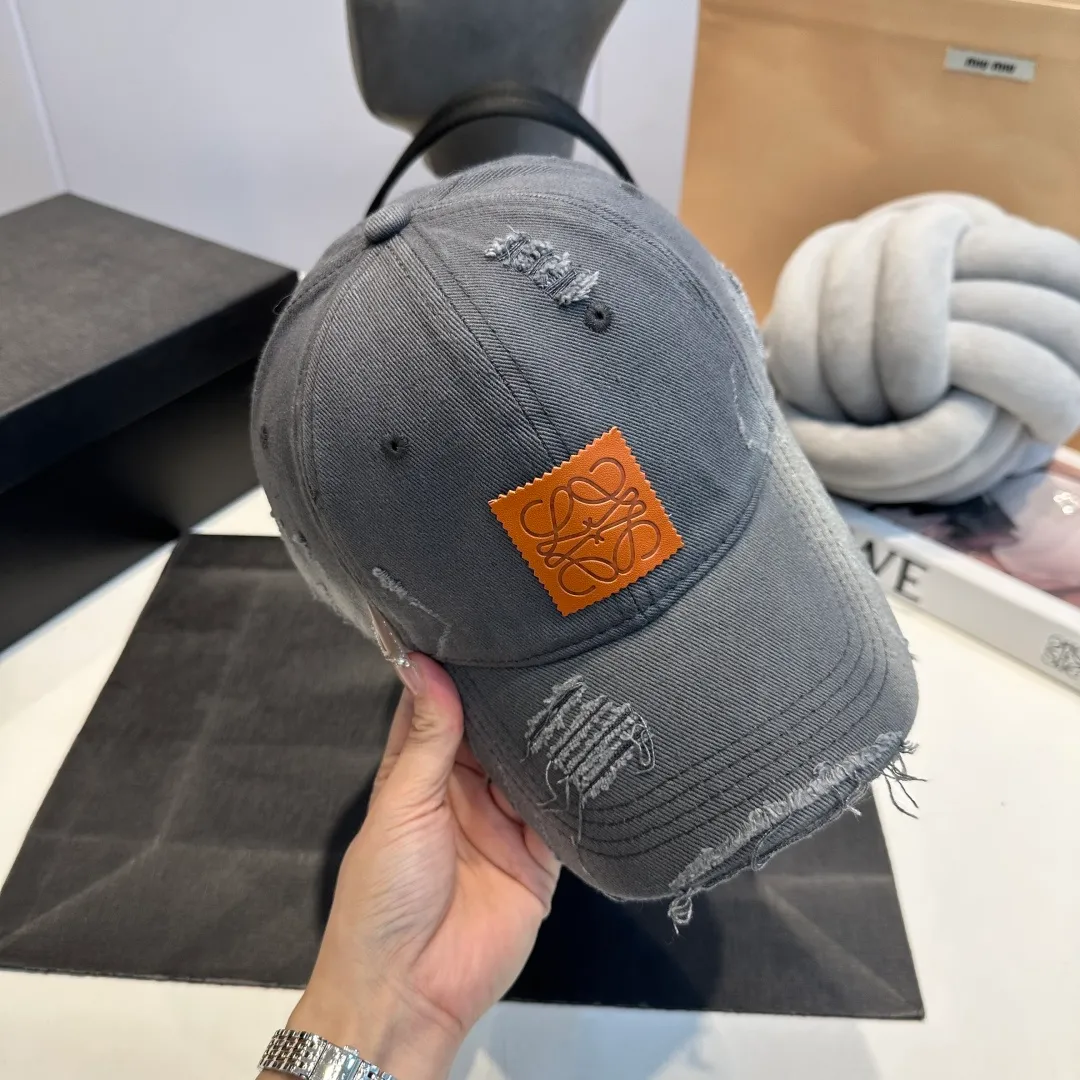 P60 Loewe Loewe's new washed distressed denim baseball cap. Newly launched washed denim series, casual and versatile wardrobe matching tool.