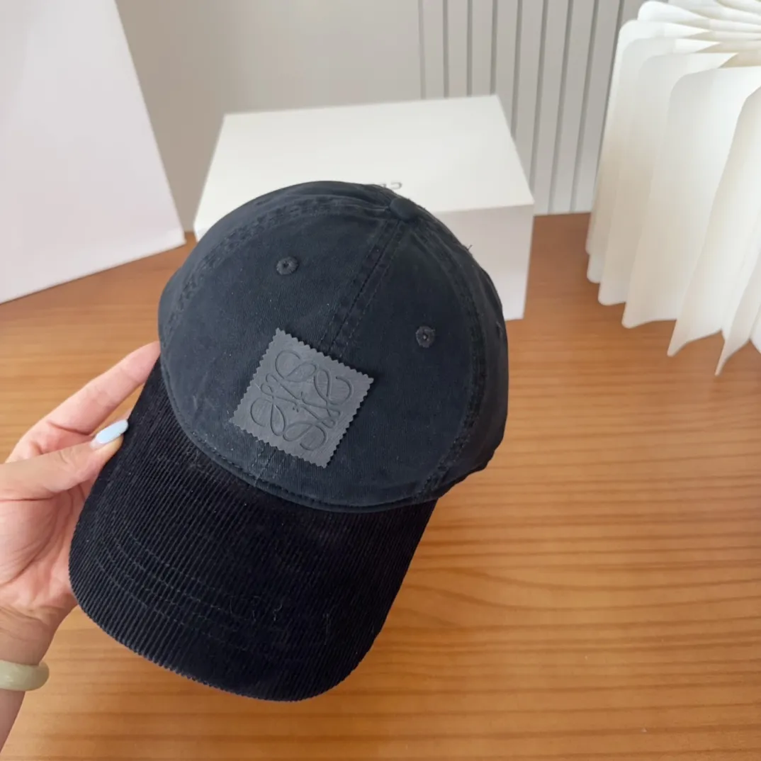 💰60 Loewe Baseball Cap is a good-looking, sun-blocking and wind-blocking all-season style, you can wear it with your eyes closed and it won’t look out of place! The fit is quite wide and the fabric is very good.