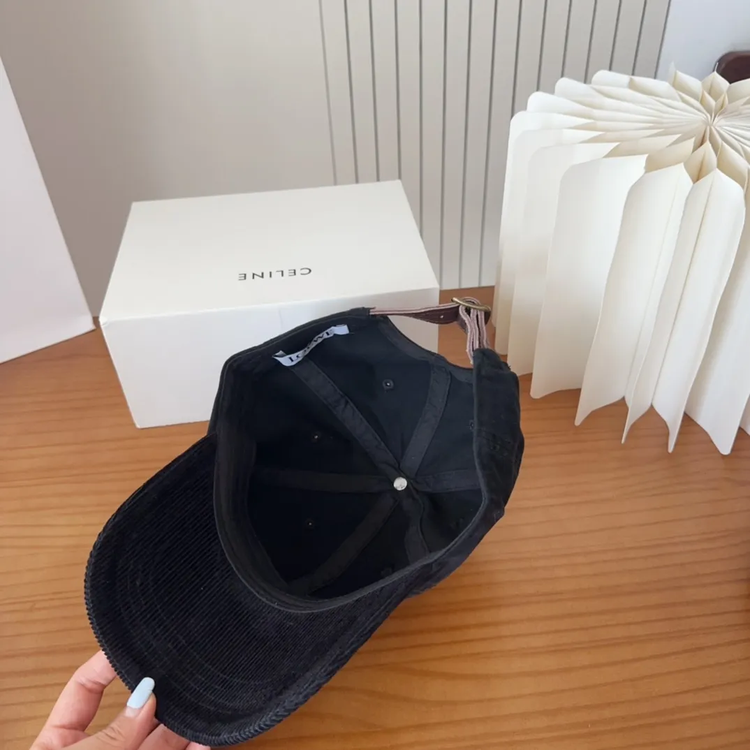 💰60 Loewe Baseball Cap is a good-looking, sun-blocking and wind-blocking all-season style, you can wear it with your eyes closed and it won’t look out of place! The fit is quite wide and the fabric is very good.