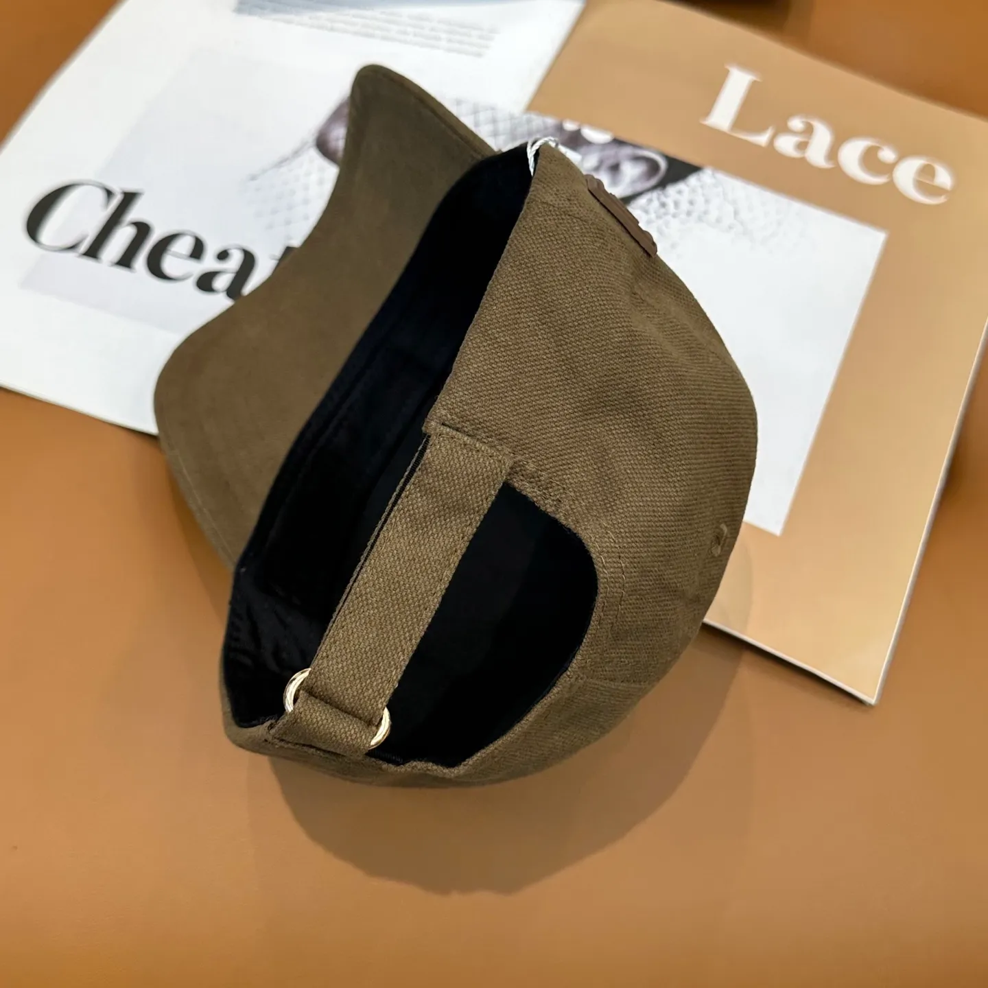 P56 comes with dust bag 👒LOEWE👒LOEWE's new original original design baseball cap🧢Super good texture, standard external line positioning, fine workmanship, simple atmosphere and low price!
