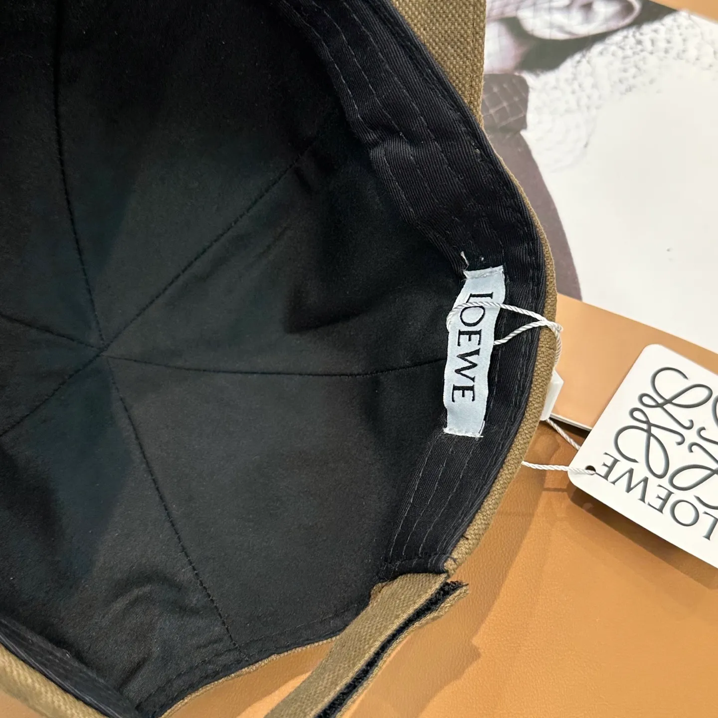 P56 comes with dust bag 👒LOEWE👒LOEWE's new original original design baseball cap🧢Super good texture, standard external line positioning, fine workmanship, simple atmosphere and low price!
