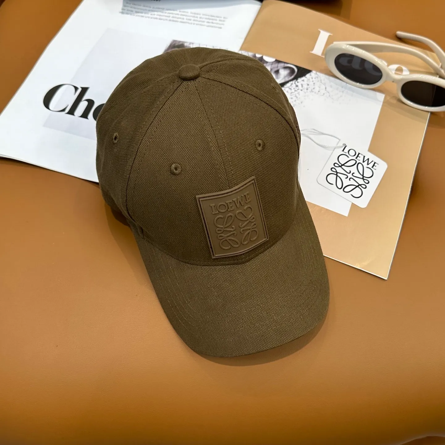 P56 comes with dust bag 👒LOEWE👒LOEWE's new original original design baseball cap🧢Super good texture, standard external line positioning, fine workmanship, simple atmosphere and low price!