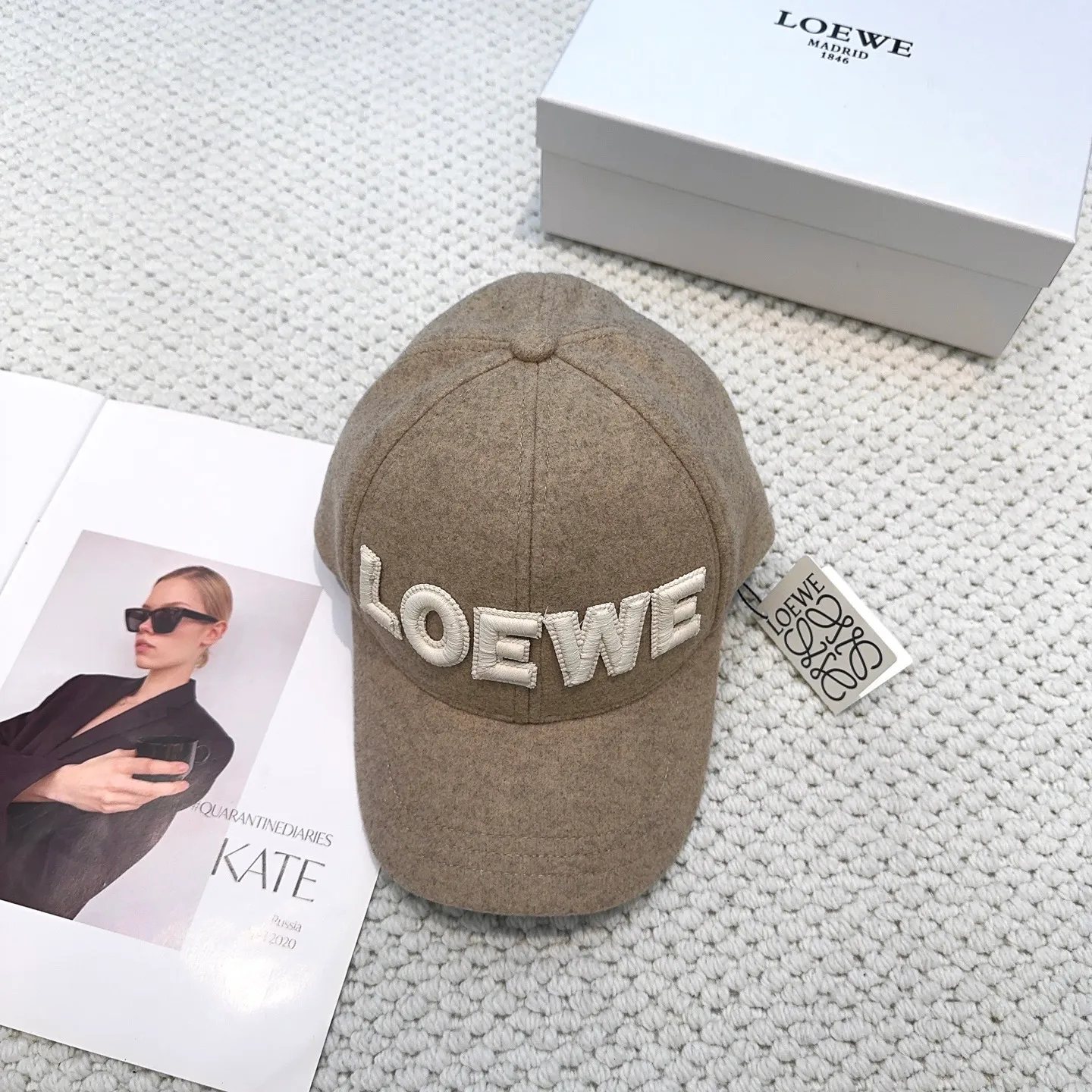 P70 🧢Loewe~New autumn and winter baseball cap🧢, simple embroidered classic logo, super texture👍, exquisite big-name style, a must-have artifact for goddesses, couple style