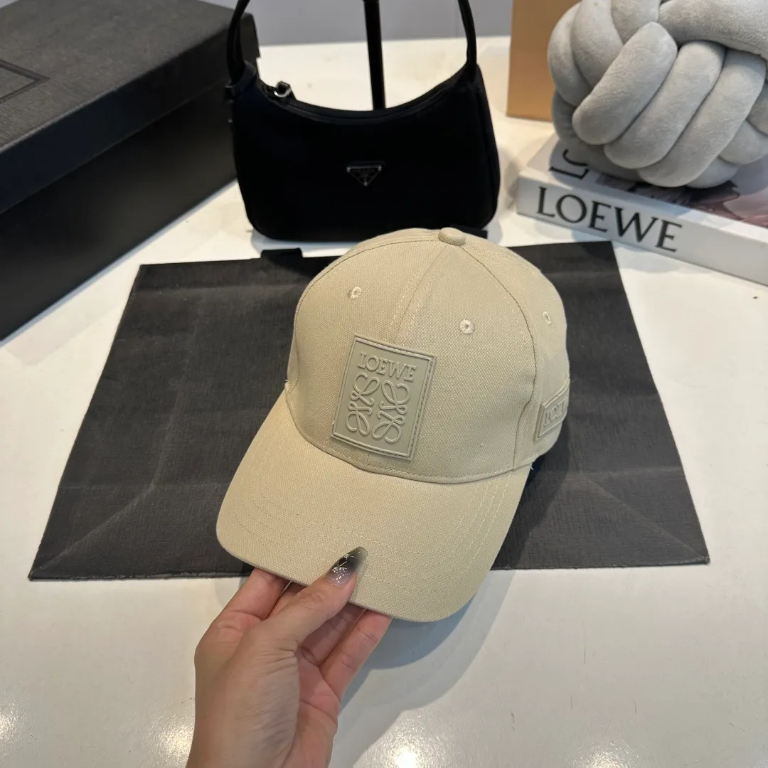 P56 LOEWE new original original design baseball cap🧢Super good texture, standard external line positioning, fine workmanship, simple and elegant, low price and popular!