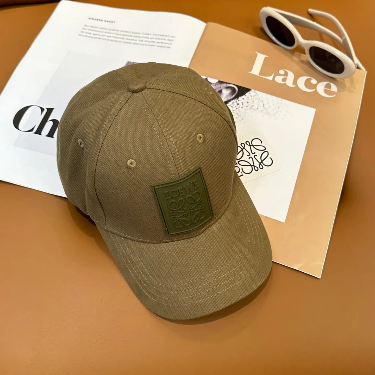 P56 comes with dust bag 👒LOEWE👒LOEWE's new original original design baseball cap🧢Super good texture, standard external line positioning, fine workmanship, simple atmosphere and low price!