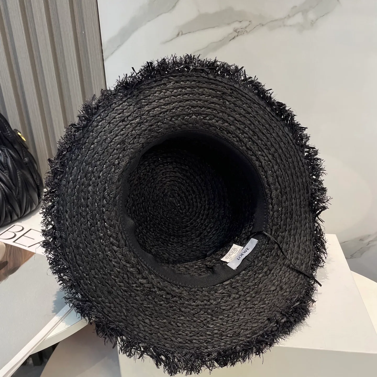 P110 LOEWE’s new product 💗 This hat with a big brim is super nice! ! The thief comes out with Loewe raffia large brim straw hat