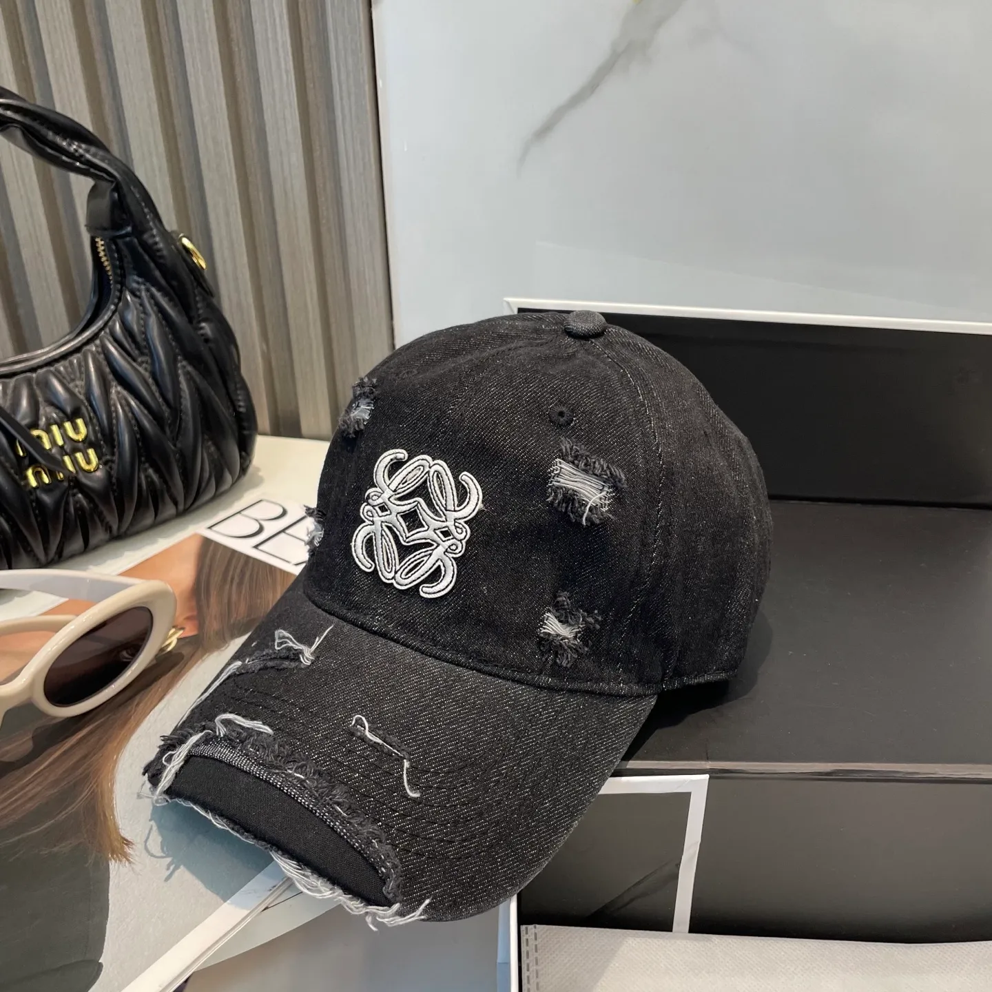 P66 LOEWE's new ripped washed denim baseball cap. Classic LOEWE embroidered logo. Same style for men and women. Versatile and breathable, can be worn in all seasons.