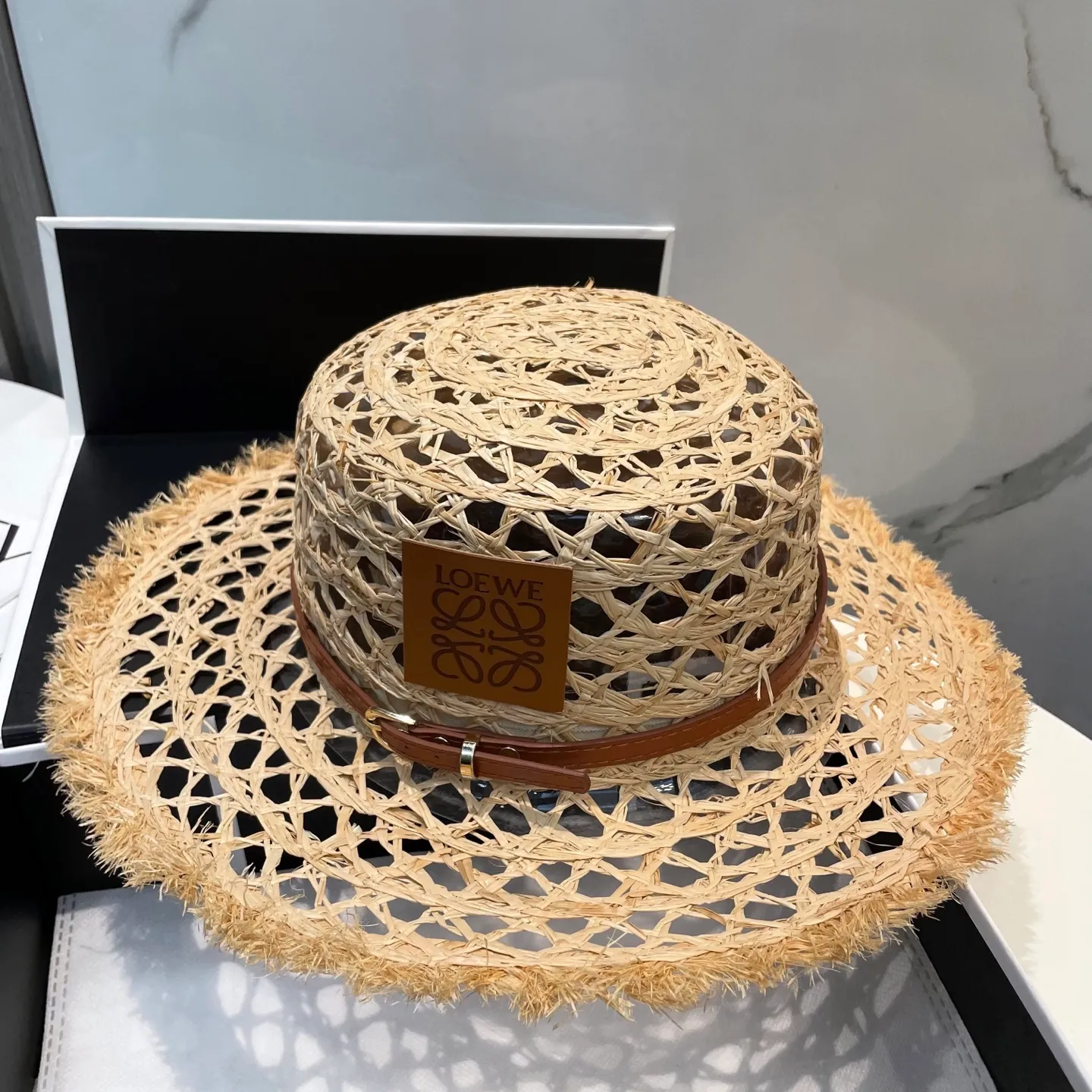 P96 Loewe's new large-brimmed sun protection straw hat is a must-have sun protection item when going out on the street in the hot summer. It is suitable for dating at the beach. It is breathable cotton and can be worn in all seasons.