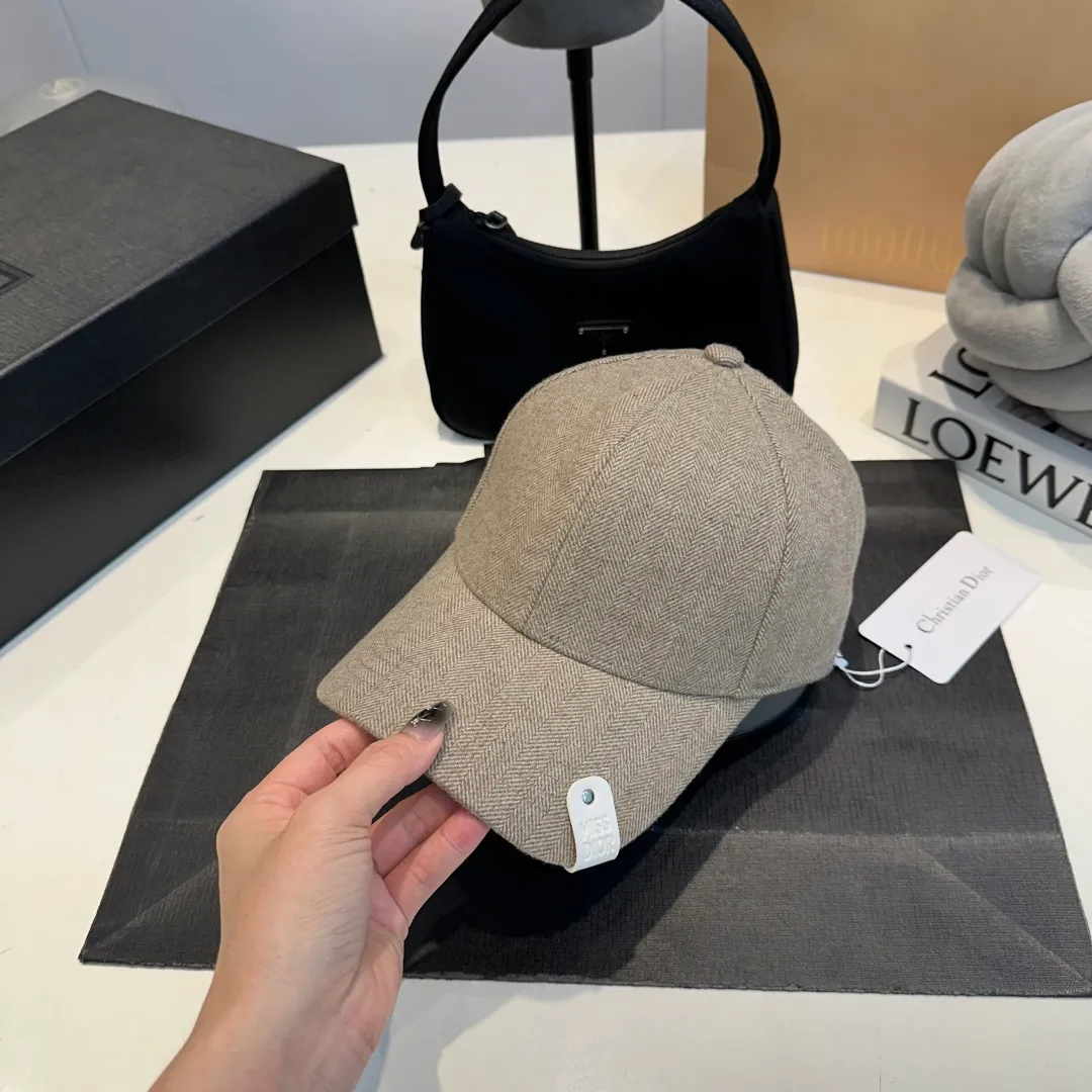 P70 DIOR Dior's new popular simple baseball cap 🧢, new model shipped, big brand style is super easy to match, hurry up and get it!