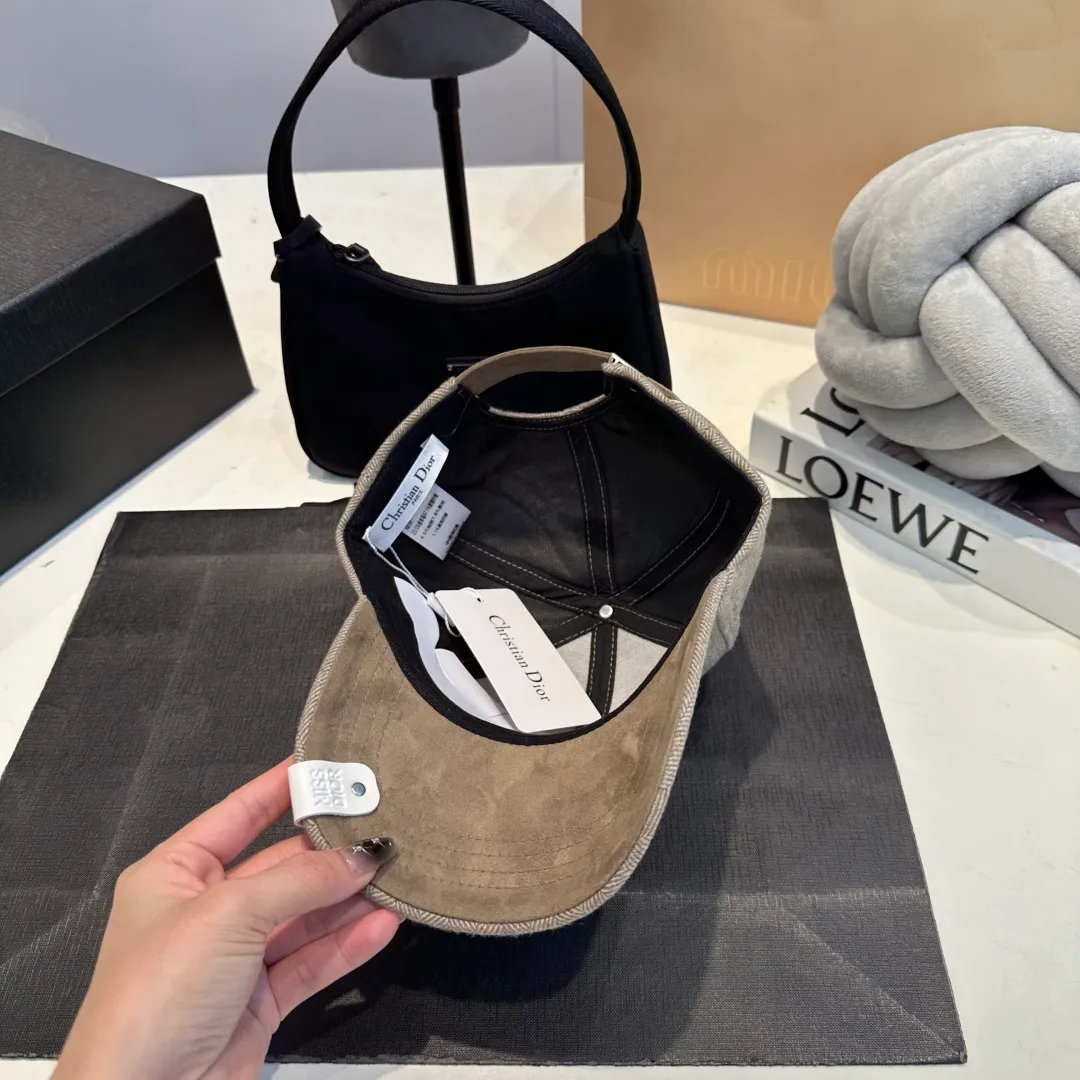 P70 DIOR Dior's new popular simple baseball cap 🧢, new model shipped, big brand style is super easy to match, hurry up and get it!