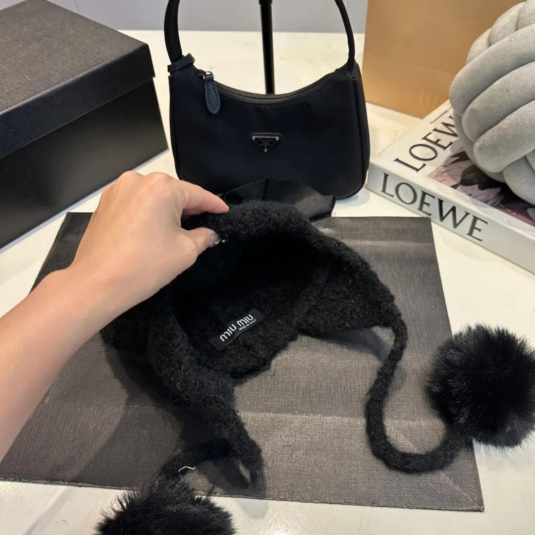 P80 miumiu Miu Miu fox fur ball new autumn and winter wool hat