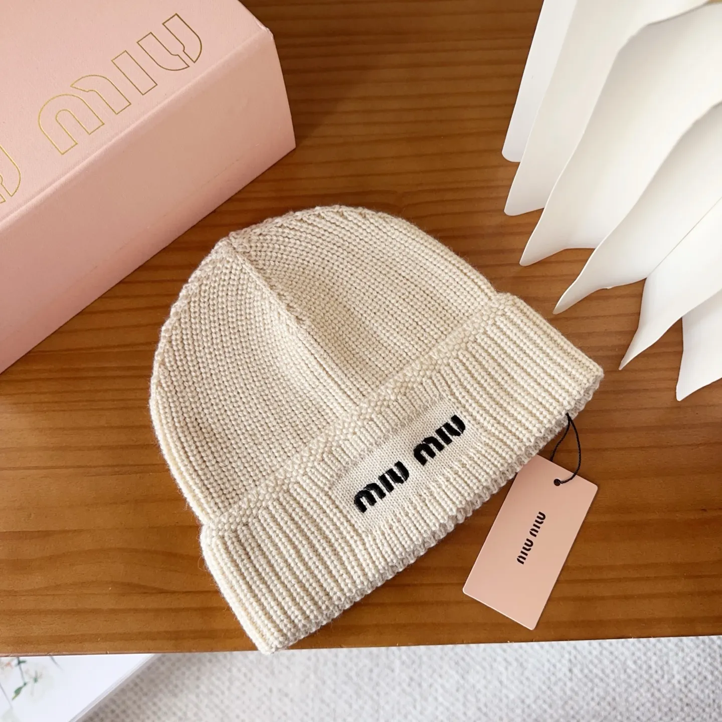 💰64 miumiu’s hot-selling knitted hat at Miu Miu counter! Xiaohongshu’s new product is released, it’s so 🉑️, high-elastic fabric, classic colors, same style for men and women.