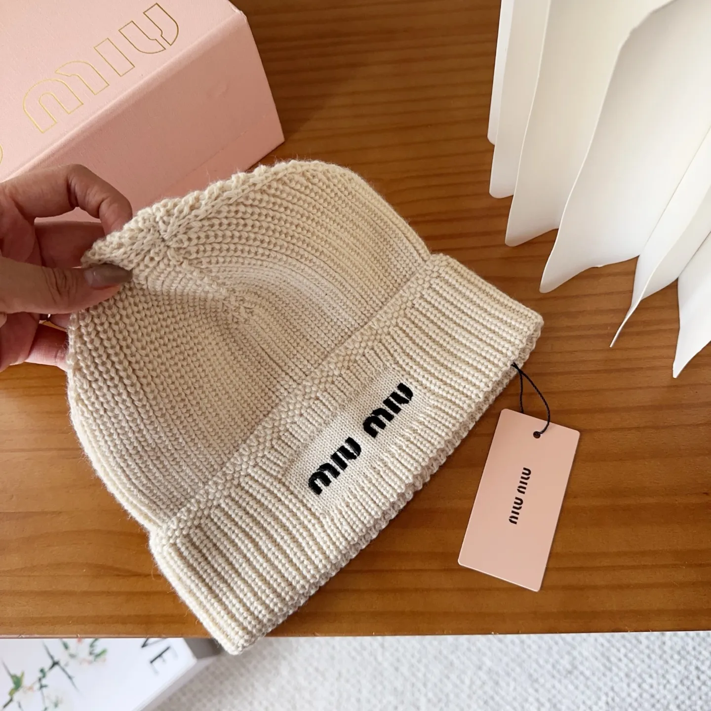 💰64 miumiu’s hot-selling knitted hat at Miu Miu counter! Xiaohongshu’s new product is released, it’s so 🉑️, high-elastic fabric, classic colors, same style for men and women.